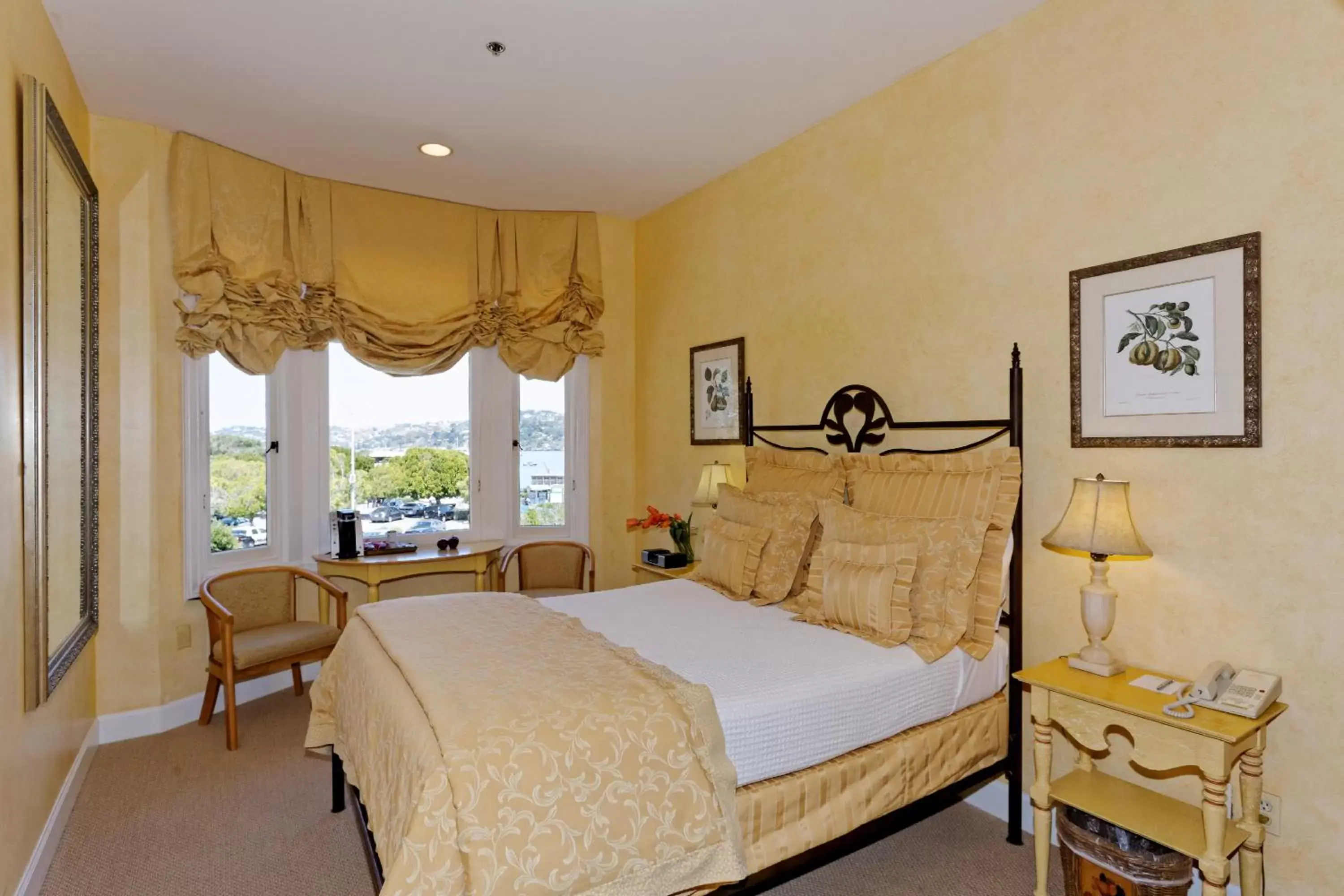 Photo of the whole room, Bed in Hotel Sausalito