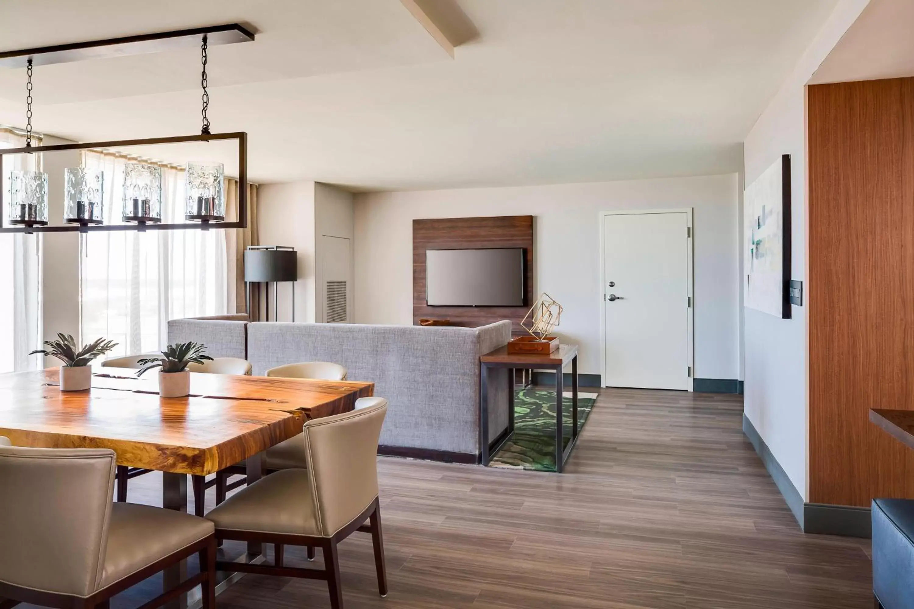 Photo of the whole room, Dining Area in North Charleston Marriott