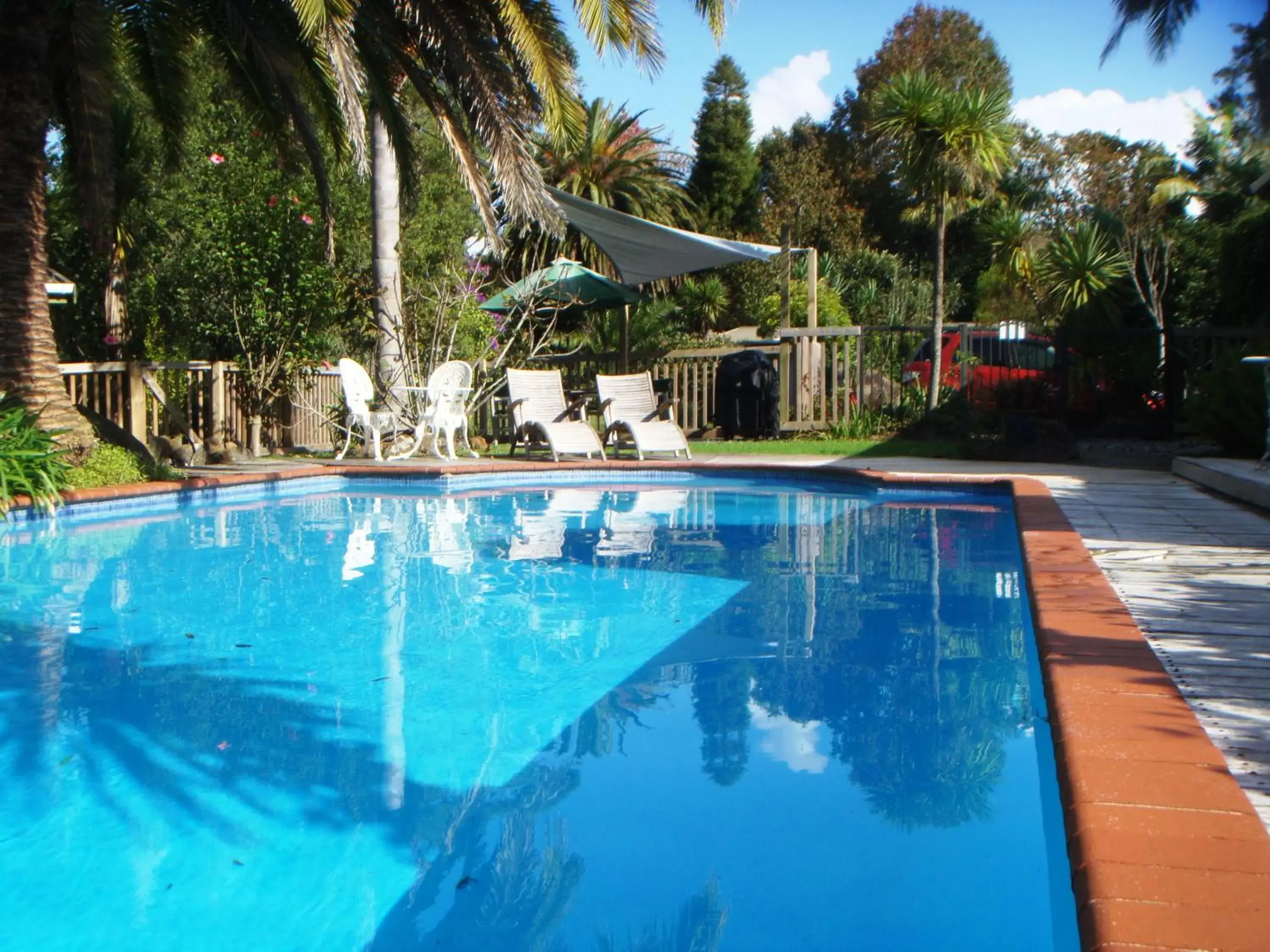 BBQ facilities, Swimming Pool in Colonial House Motel