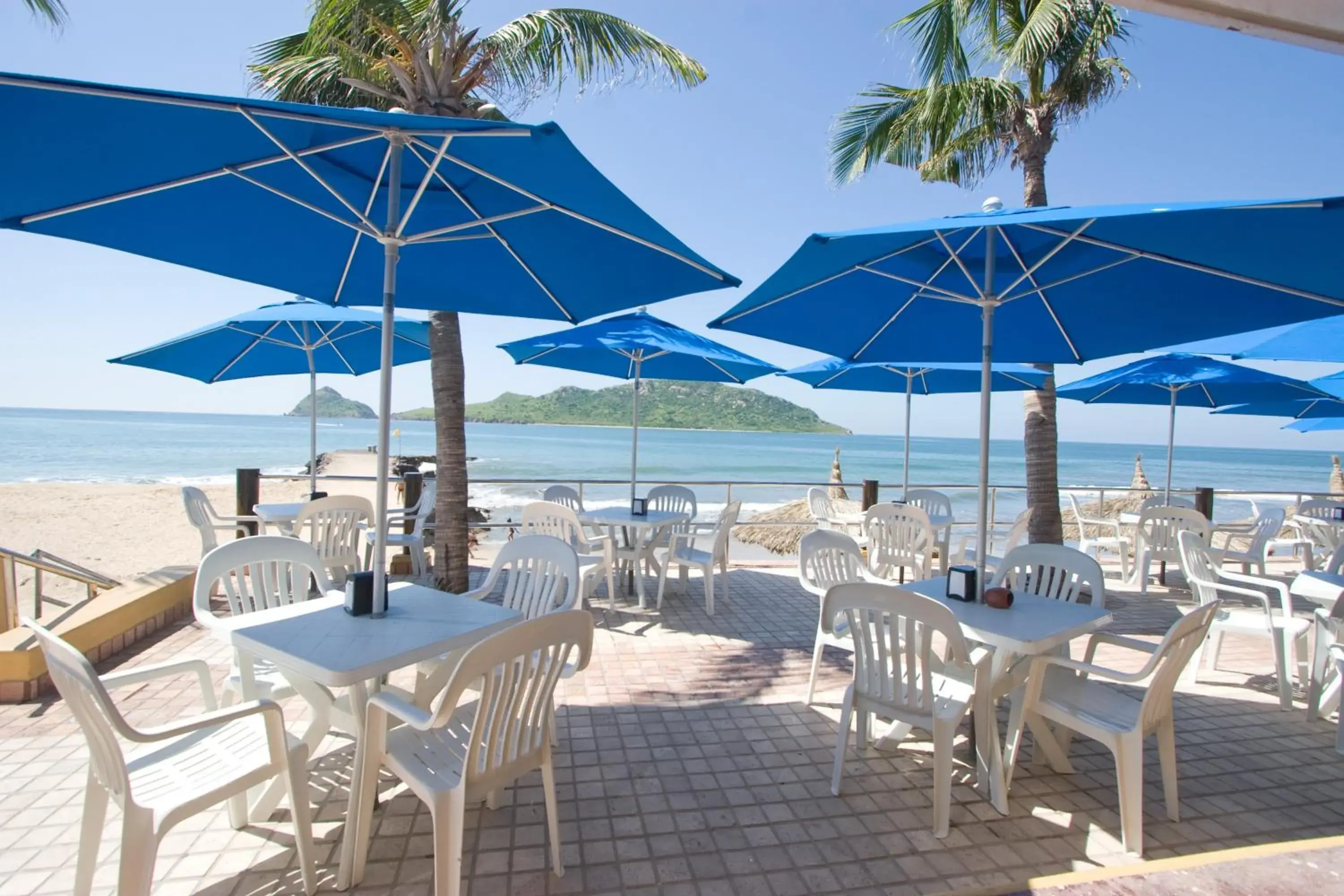 Day, Restaurant/Places to Eat in Las Flores Beach Resort