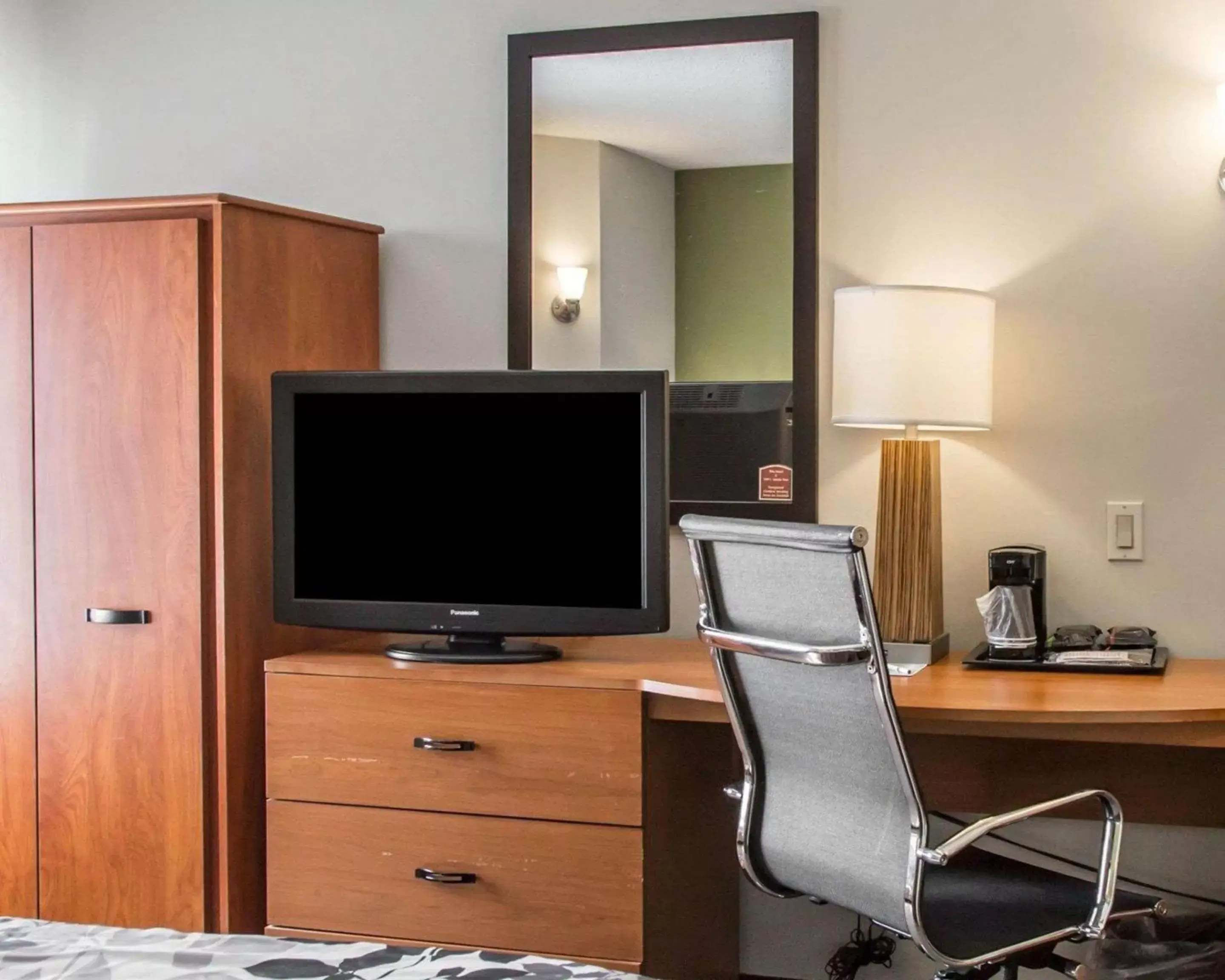 Photo of the whole room, TV/Entertainment Center in Sleep Inn Midway Airport Bedford Park