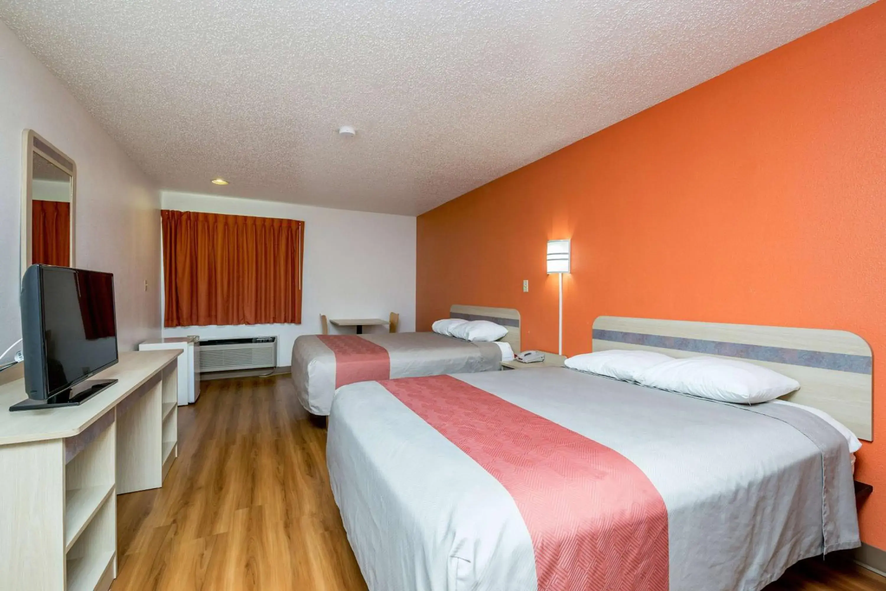 TV and multimedia, Bed in Motel 6-Waterloo, IA