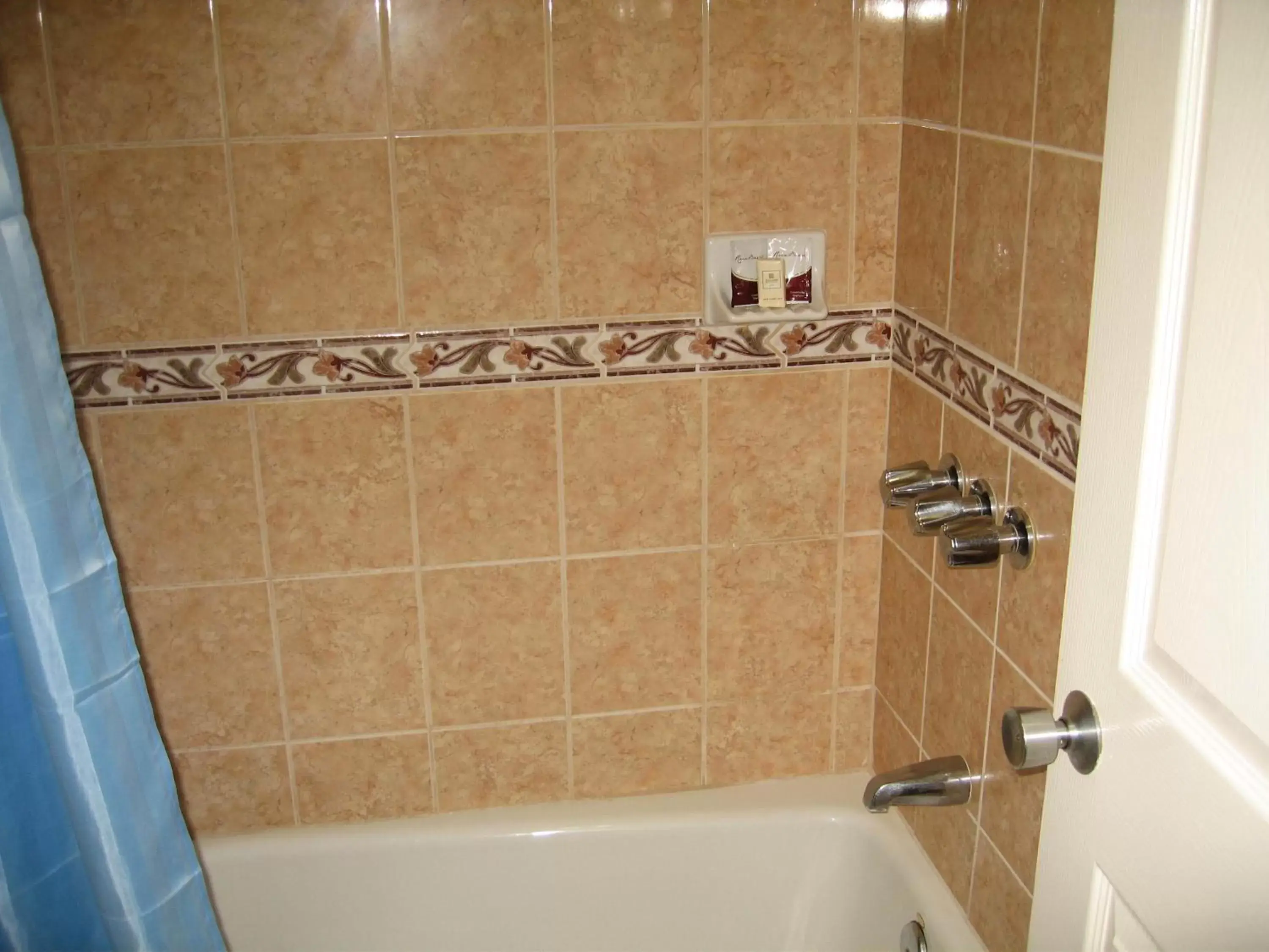Bathroom in Royal Inn Motel Long Beach
