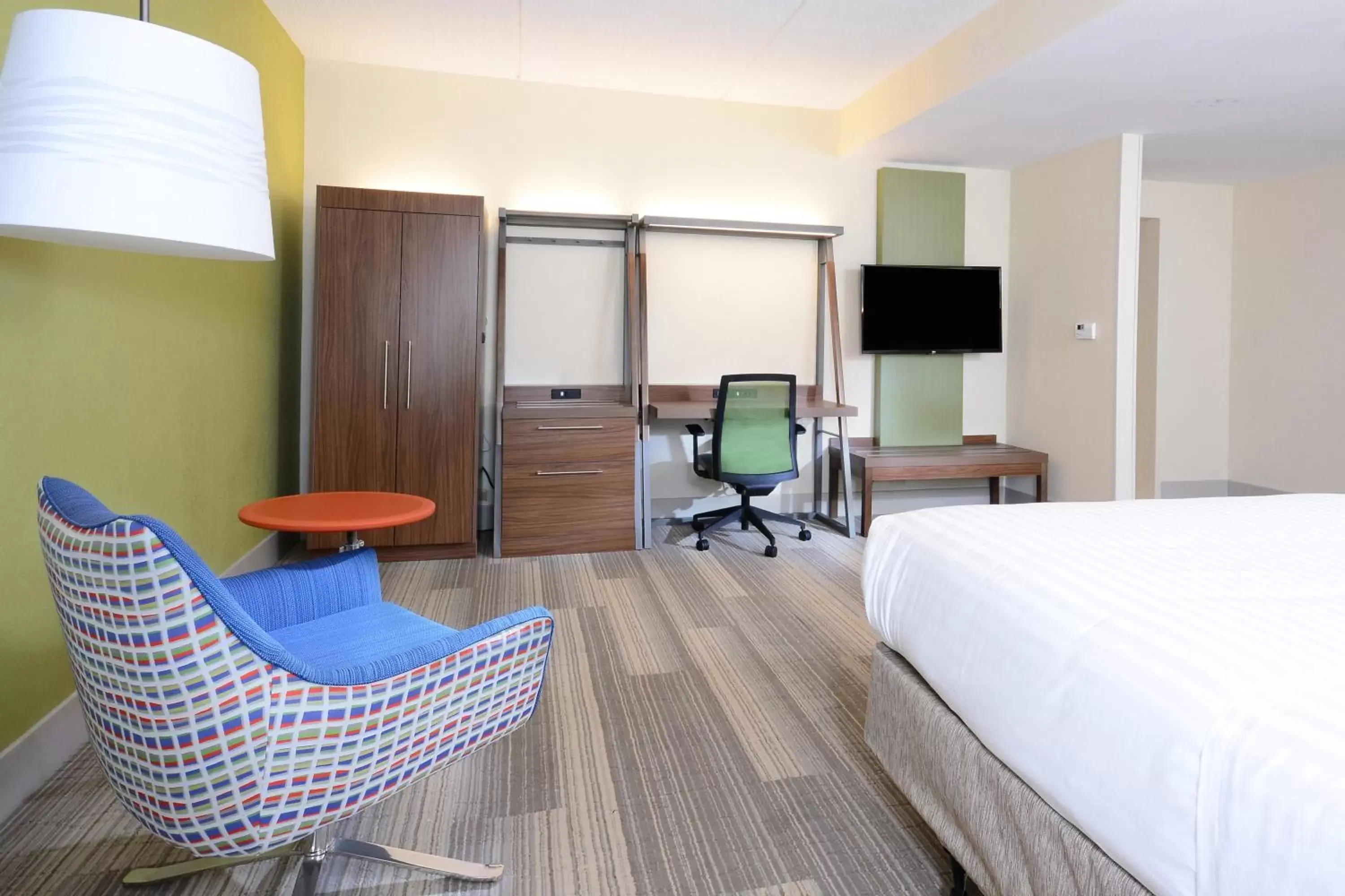 Bedroom, TV/Entertainment Center in Holiday Inn Express & Suites Raleigh Durham Airport at RTP, an IHG Hotel