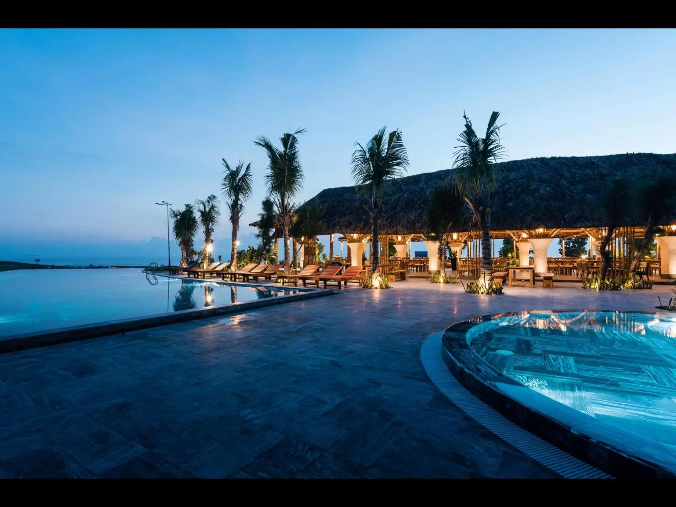 Restaurant/places to eat, Swimming Pool in Stelia Beach Resort