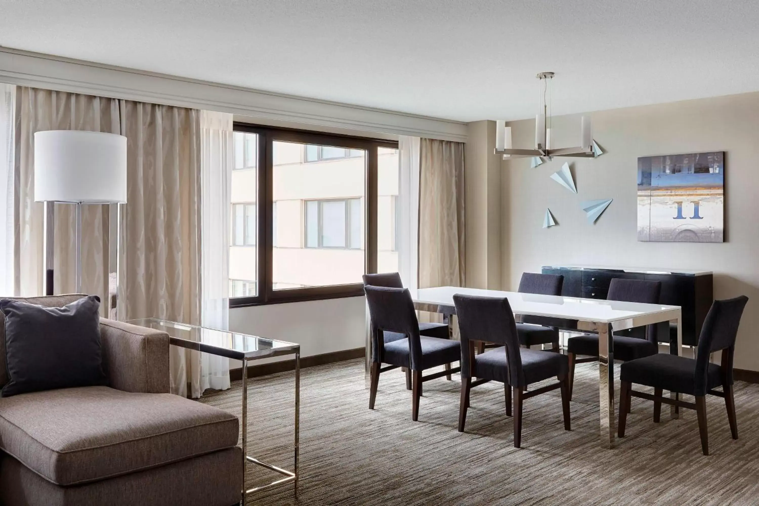 Photo of the whole room, Seating Area in San Francisco Airport Marriott Waterfront