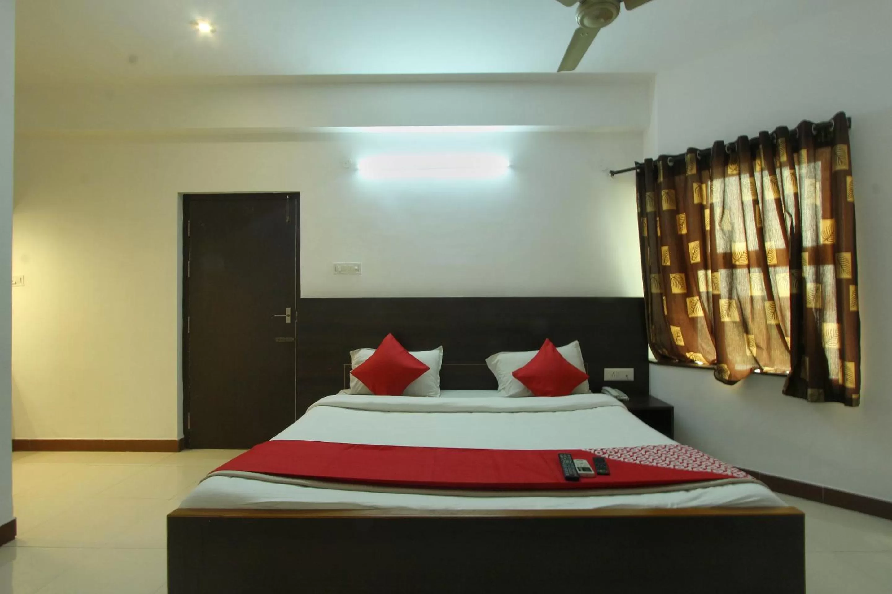 Bed in Lake View Hotel