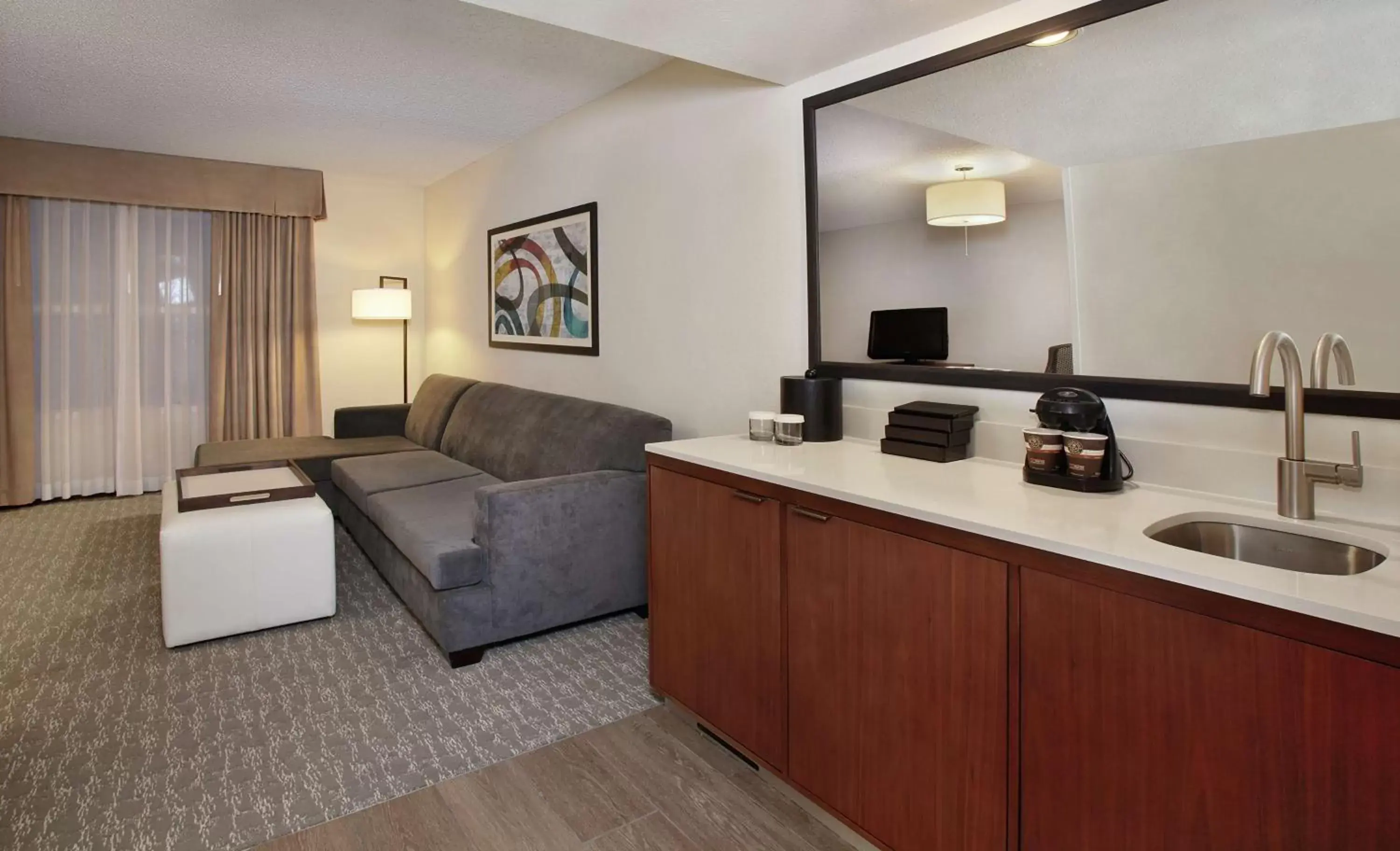 Living room, Kitchen/Kitchenette in Embassy Suites by Hilton Anaheim North
