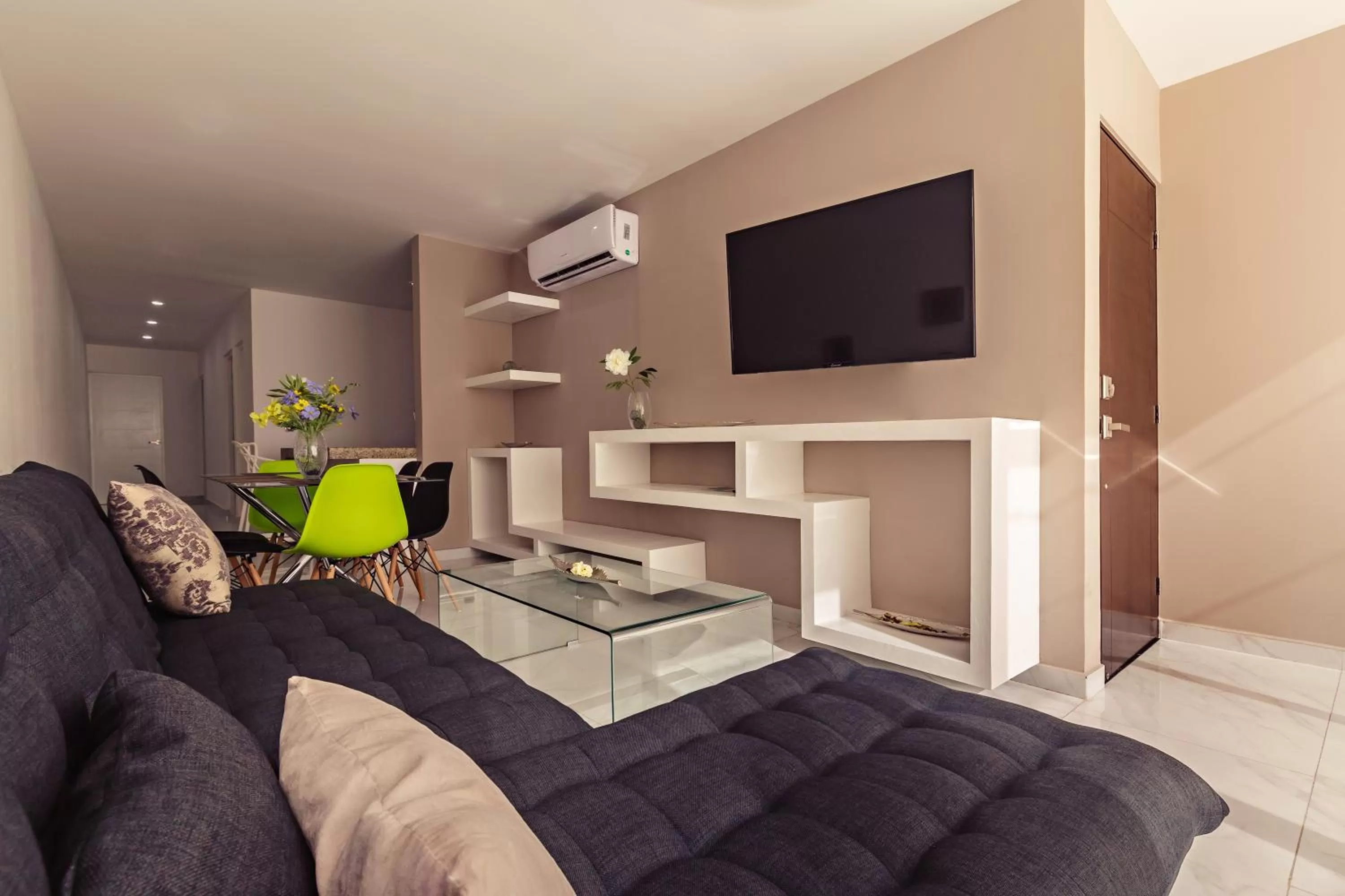 TV and multimedia in Mararena Family Apartments & Long Stay Living - Steps from 5th Avenue