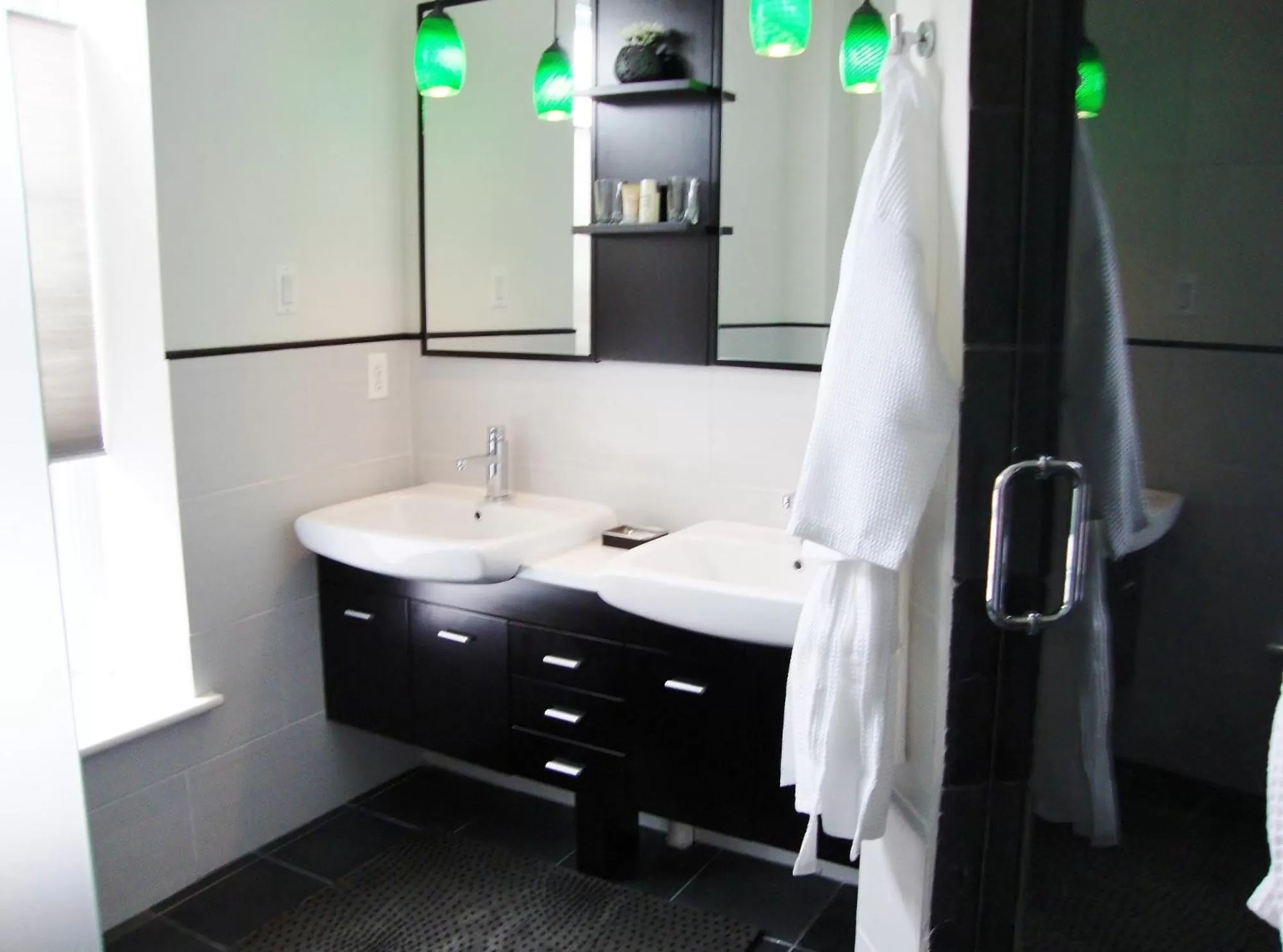 Bathroom in BlancNoir
