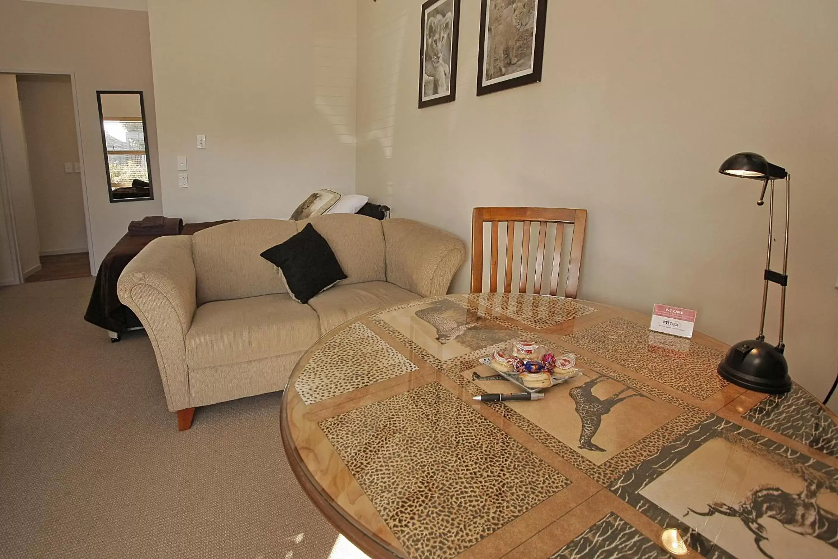 Living room, Seating Area in Big Five Motel