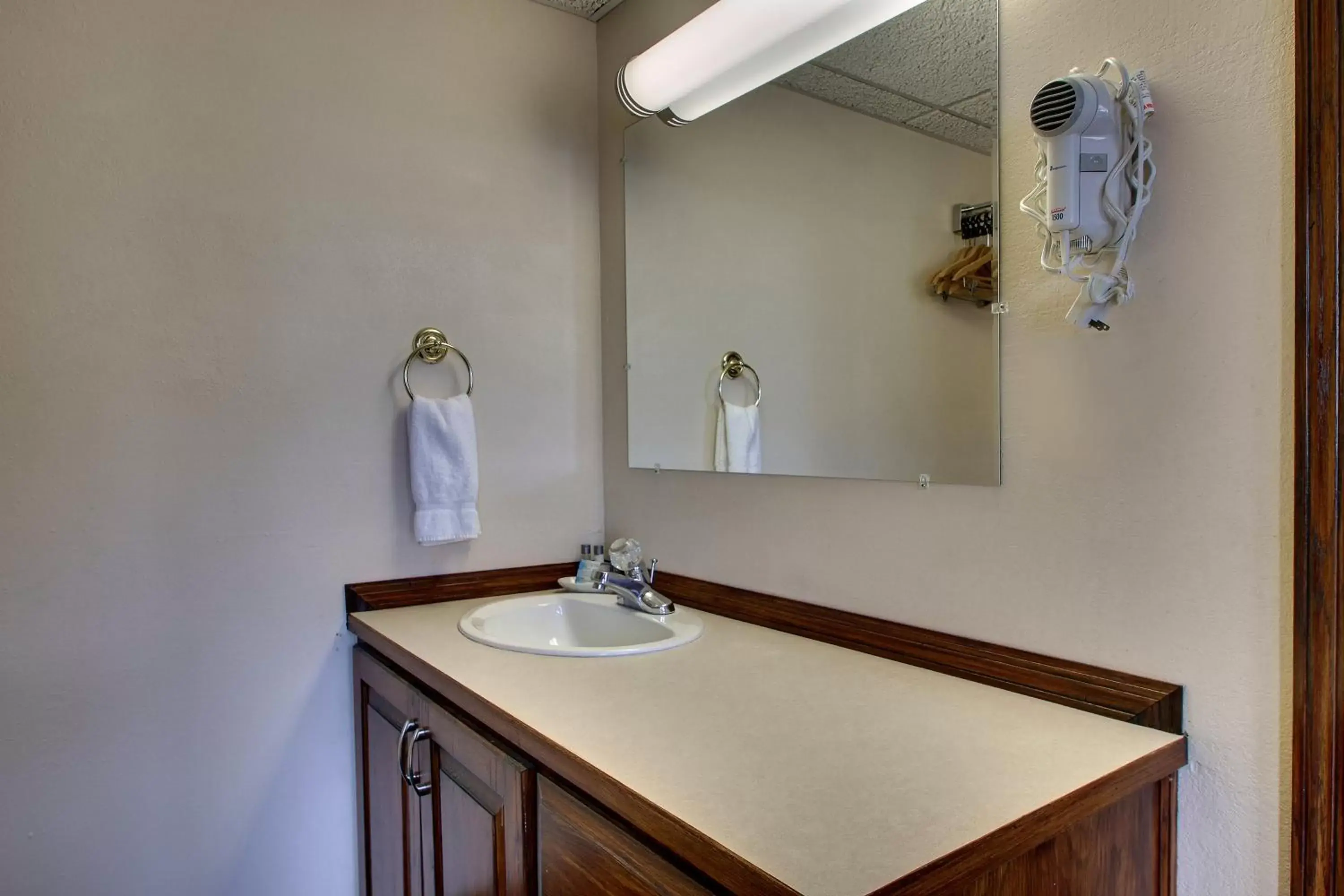 Bathroom in EverSpring Inn & Suites