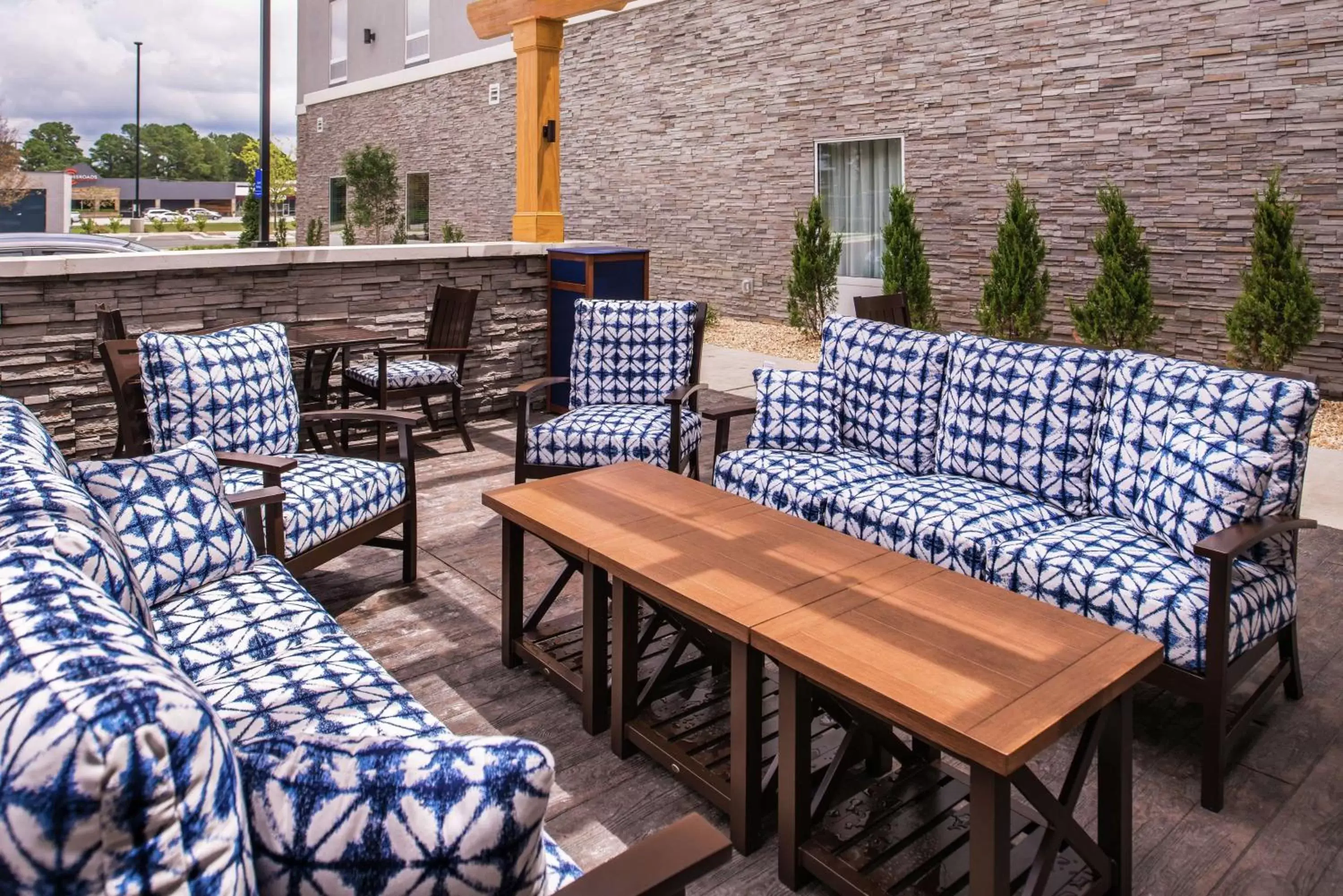 Patio, Lounge/Bar in Hampton Inn Benson