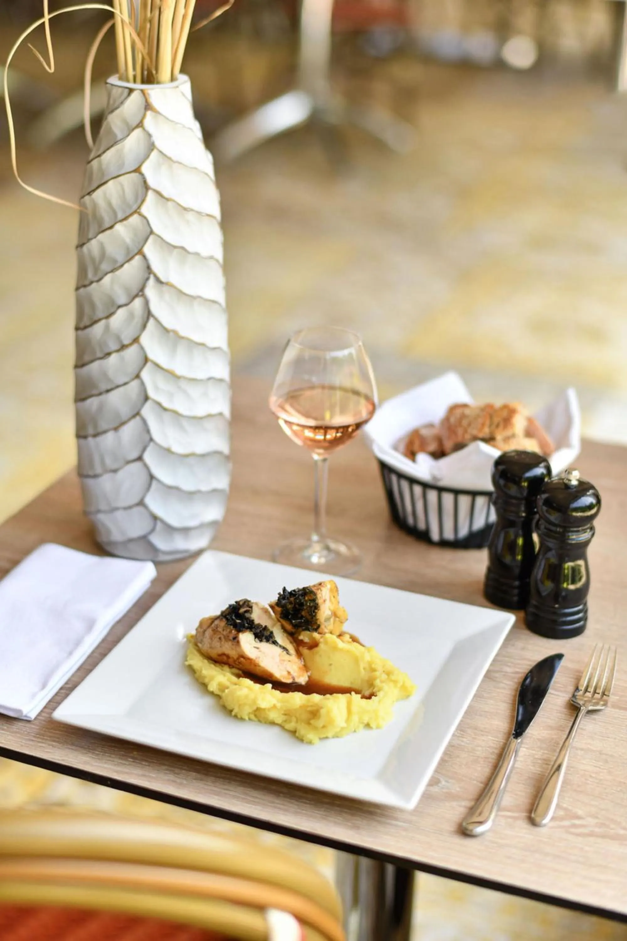 Restaurant/places to eat in Novotel Paris Créteil Le Lac