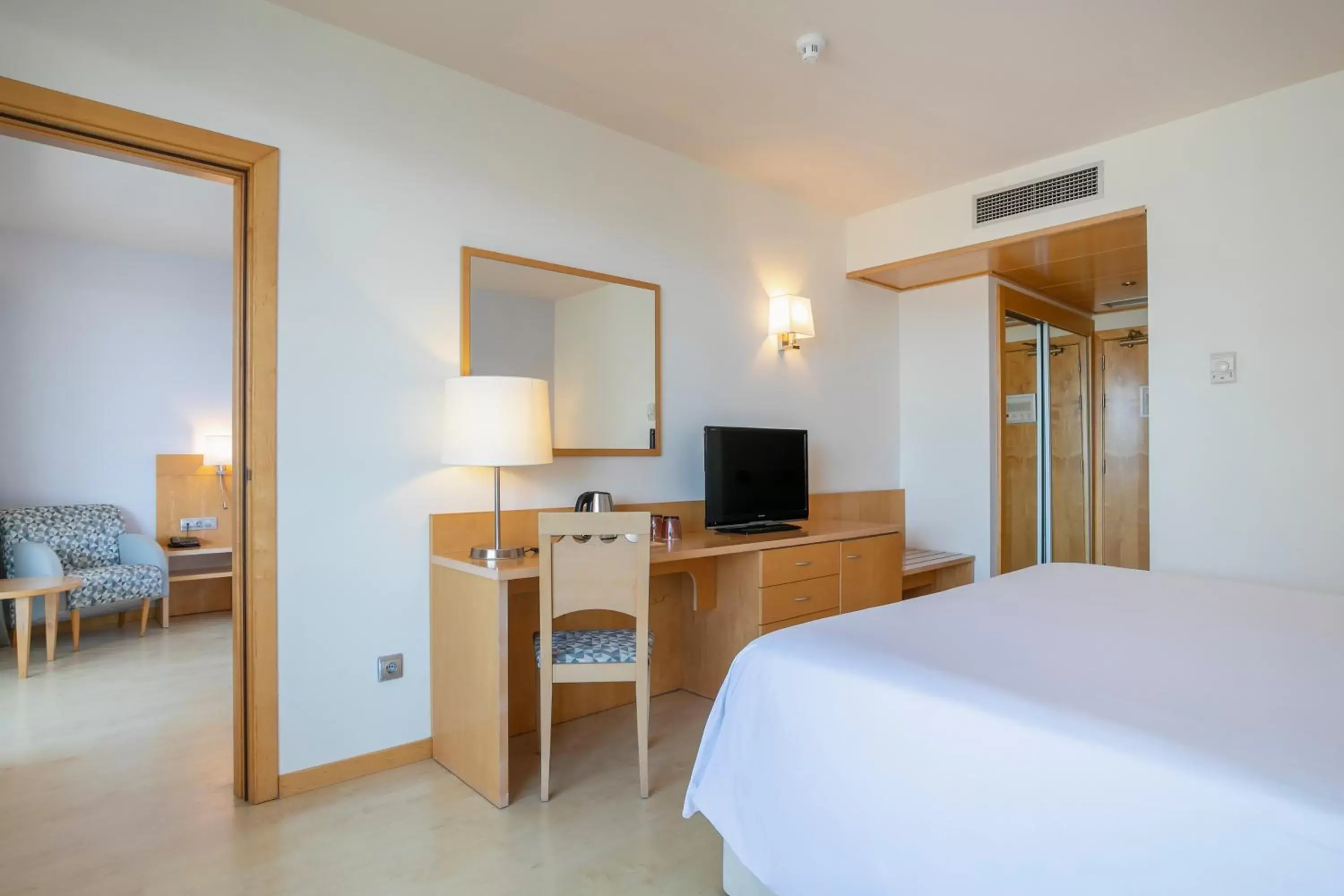 Bed, TV/Entertainment Center in Sol Port Cambrils Hotel