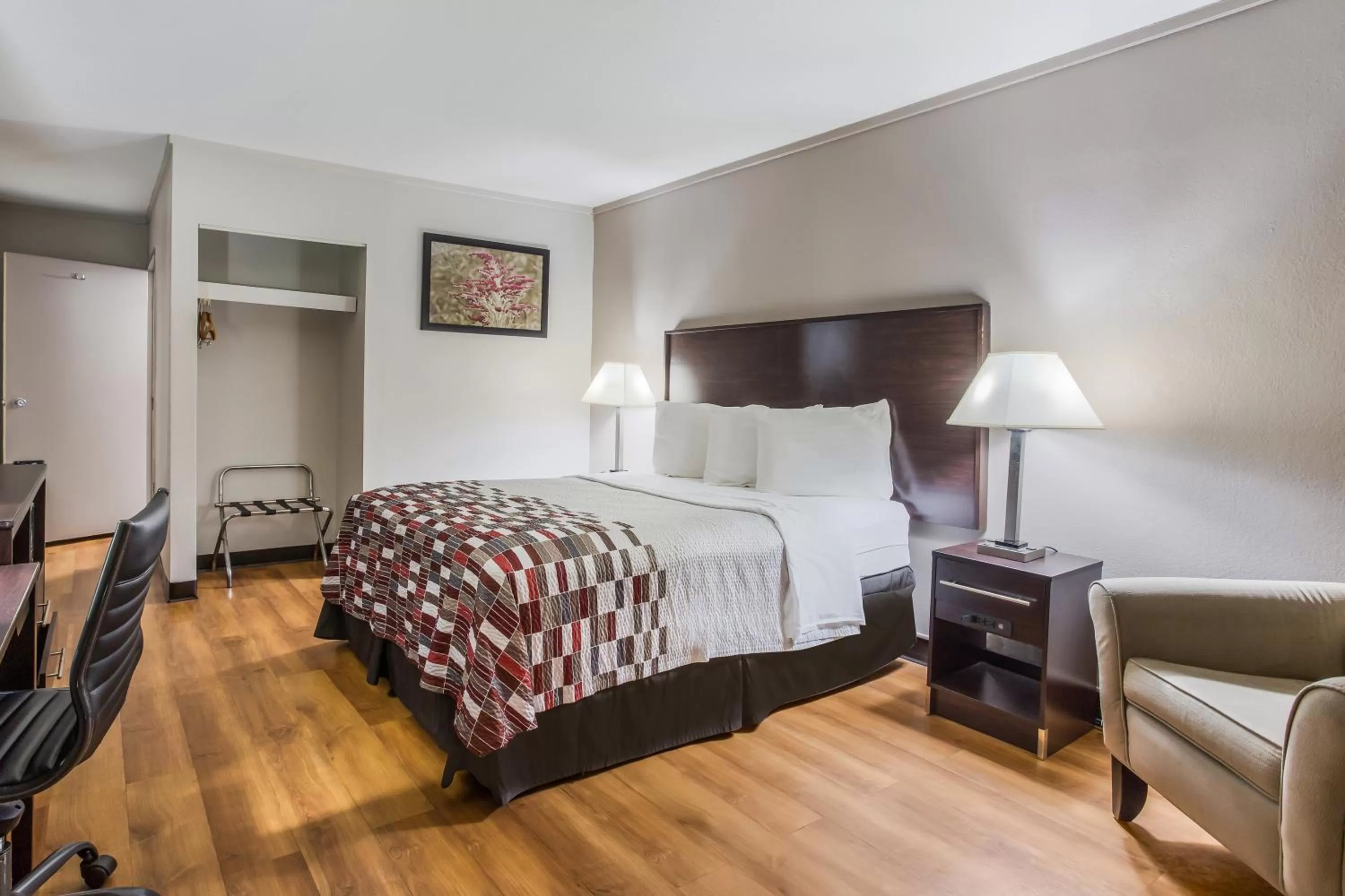 Photo of the whole room in Red Roof Inn Meridian