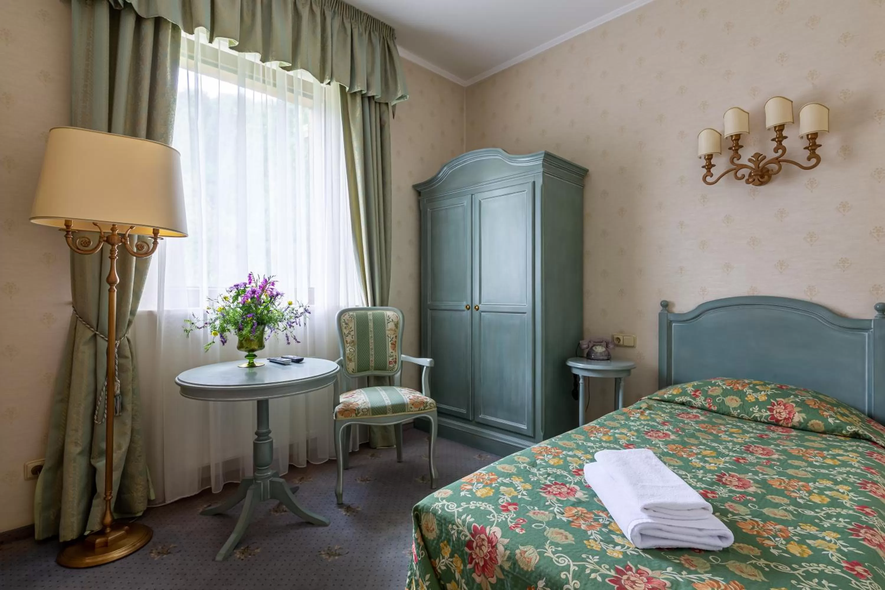 Photo of the whole room, Bed in Edelweiss