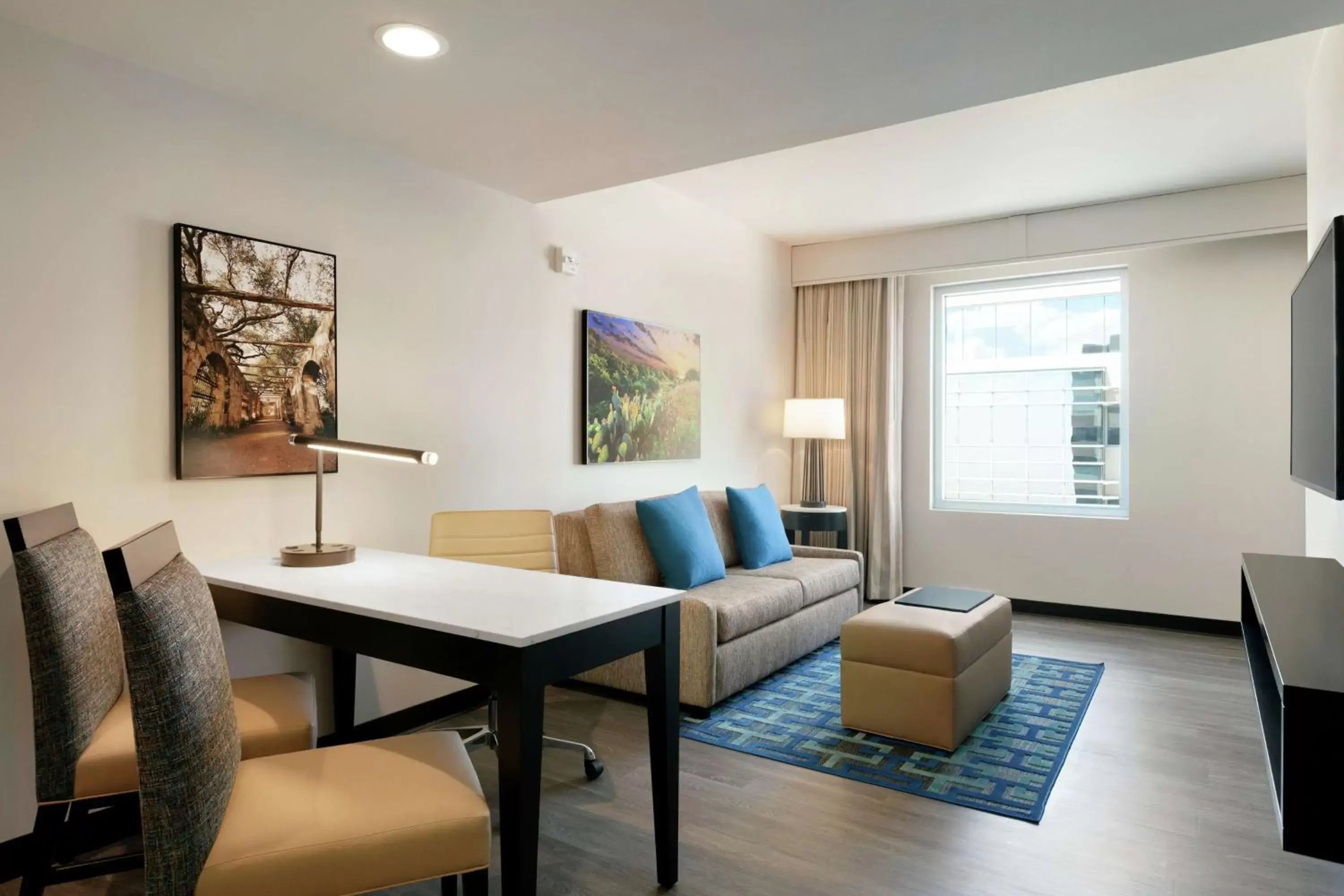 Bedroom, Seating Area in Embassy Suites By Hilton San Antonio Landmark