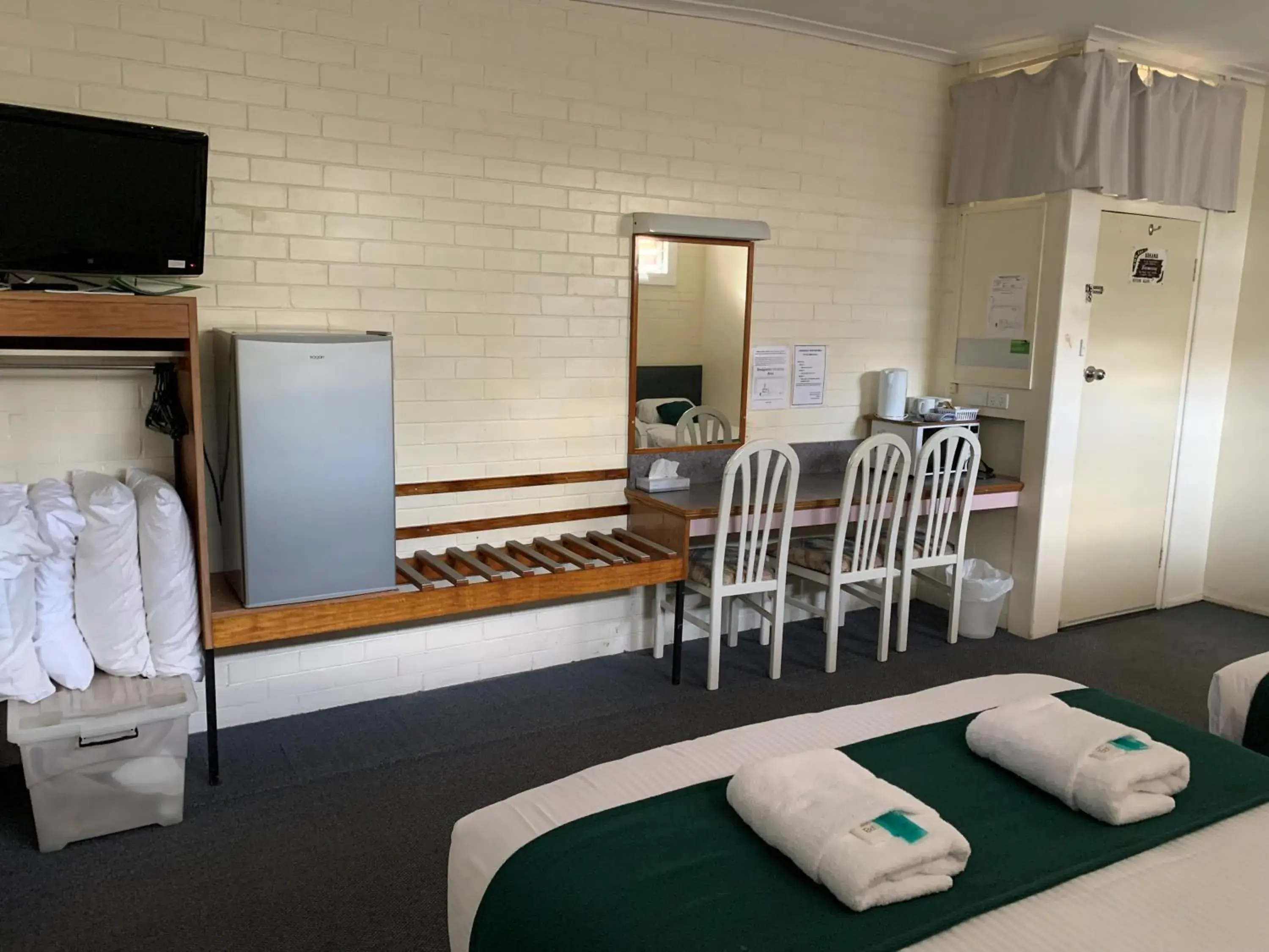 Seating area, TV/Entertainment Center in Arkana Motel