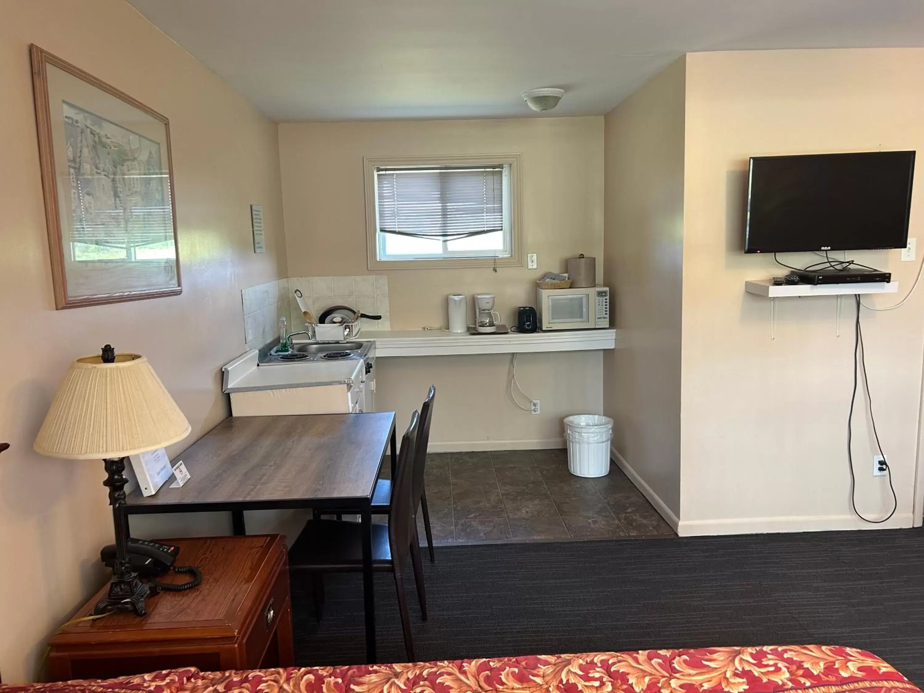 Kitchen/Kitchenette in The Silver Birch Motel