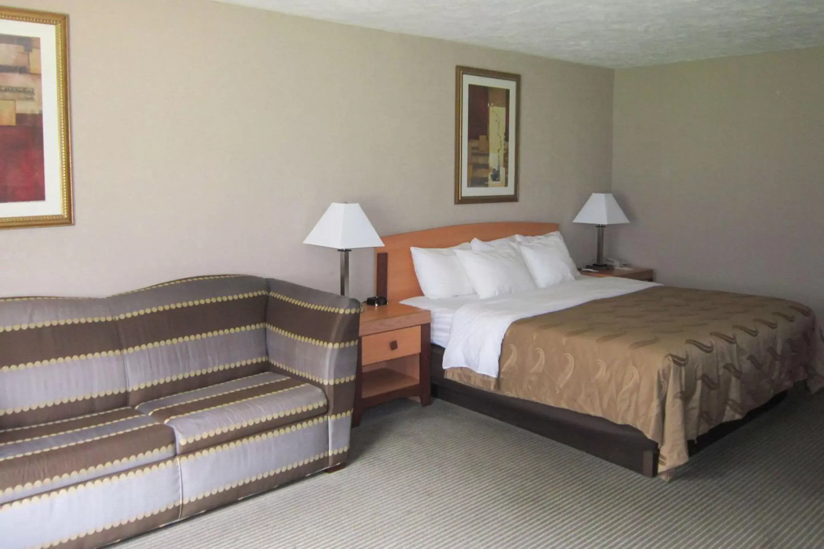 Photo of the whole room, Bed in Quality Inn Nashville – Bloomington