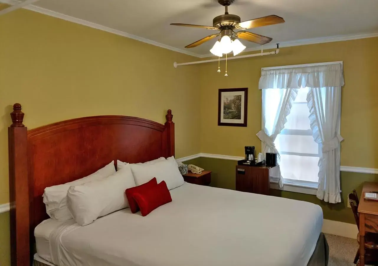 Bedroom, Bed in Thayers Inn Bedroom, Bed in Thayers Inn