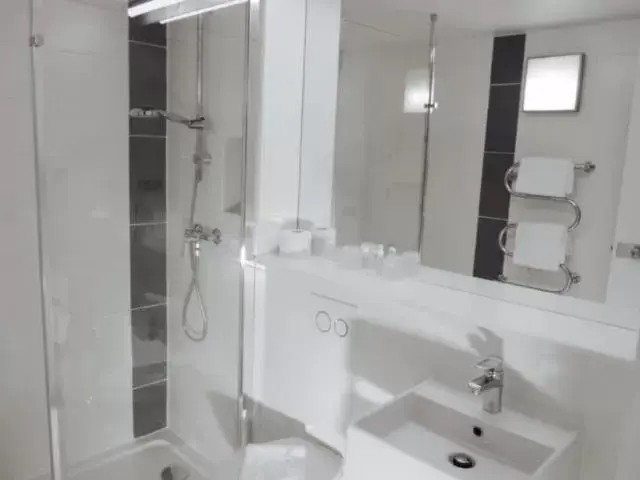 Bathroom in Hotel Pavillon des Gatines