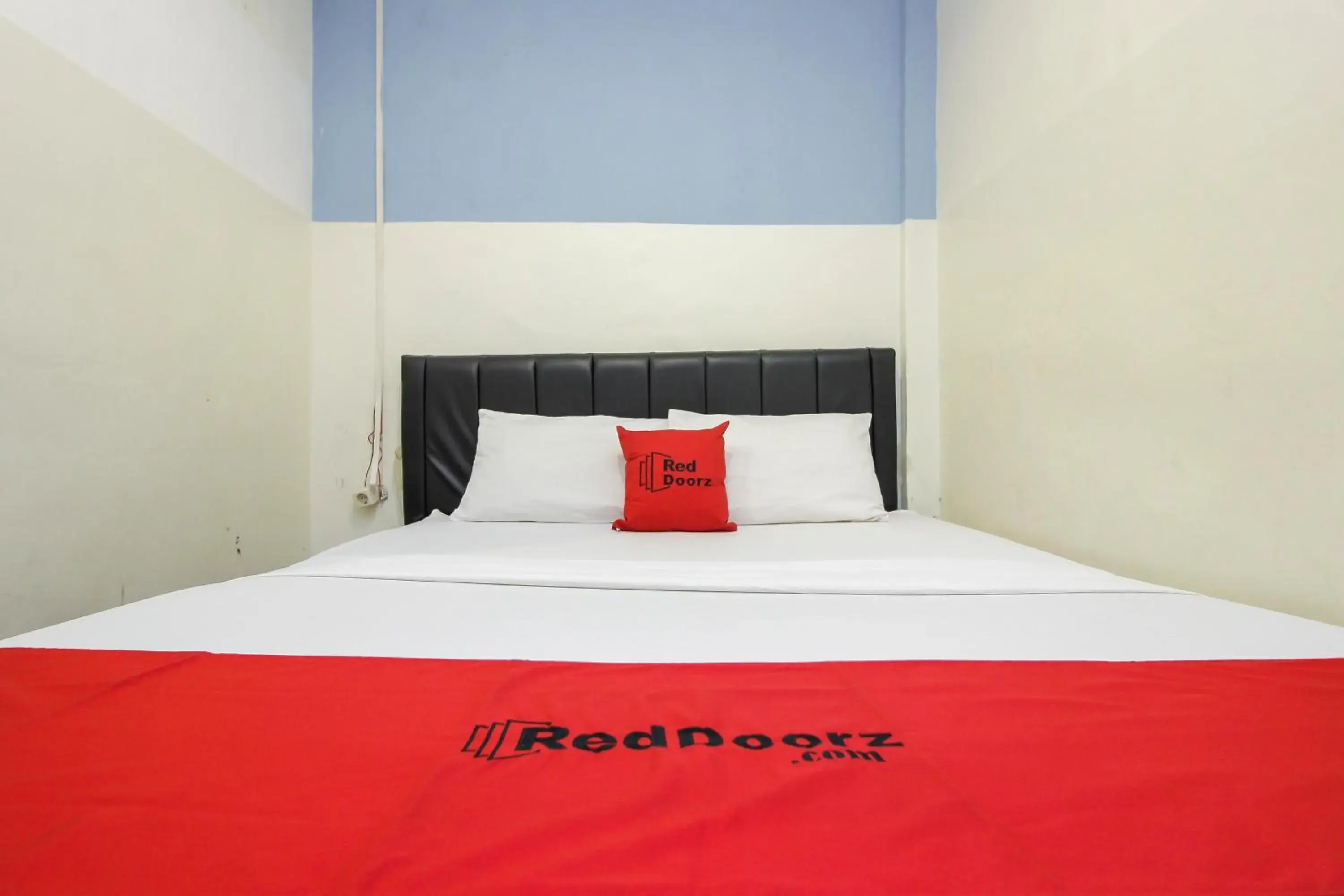 Bedroom, Bed in RedDoorz near Bethesda Manado