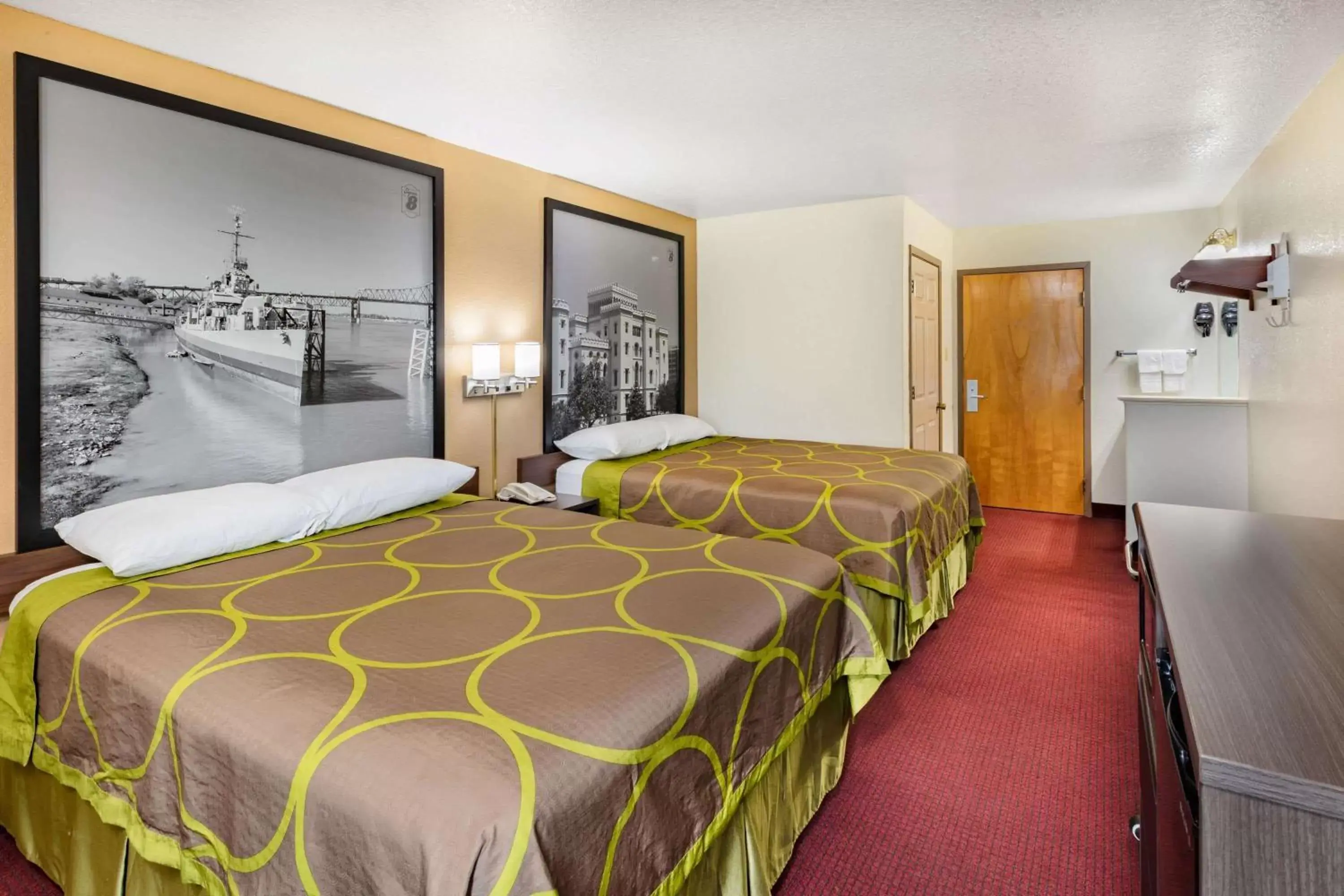 Photo of the whole room, Bed in Super 8 by Wyndham Kinder/Coushatta near Casino