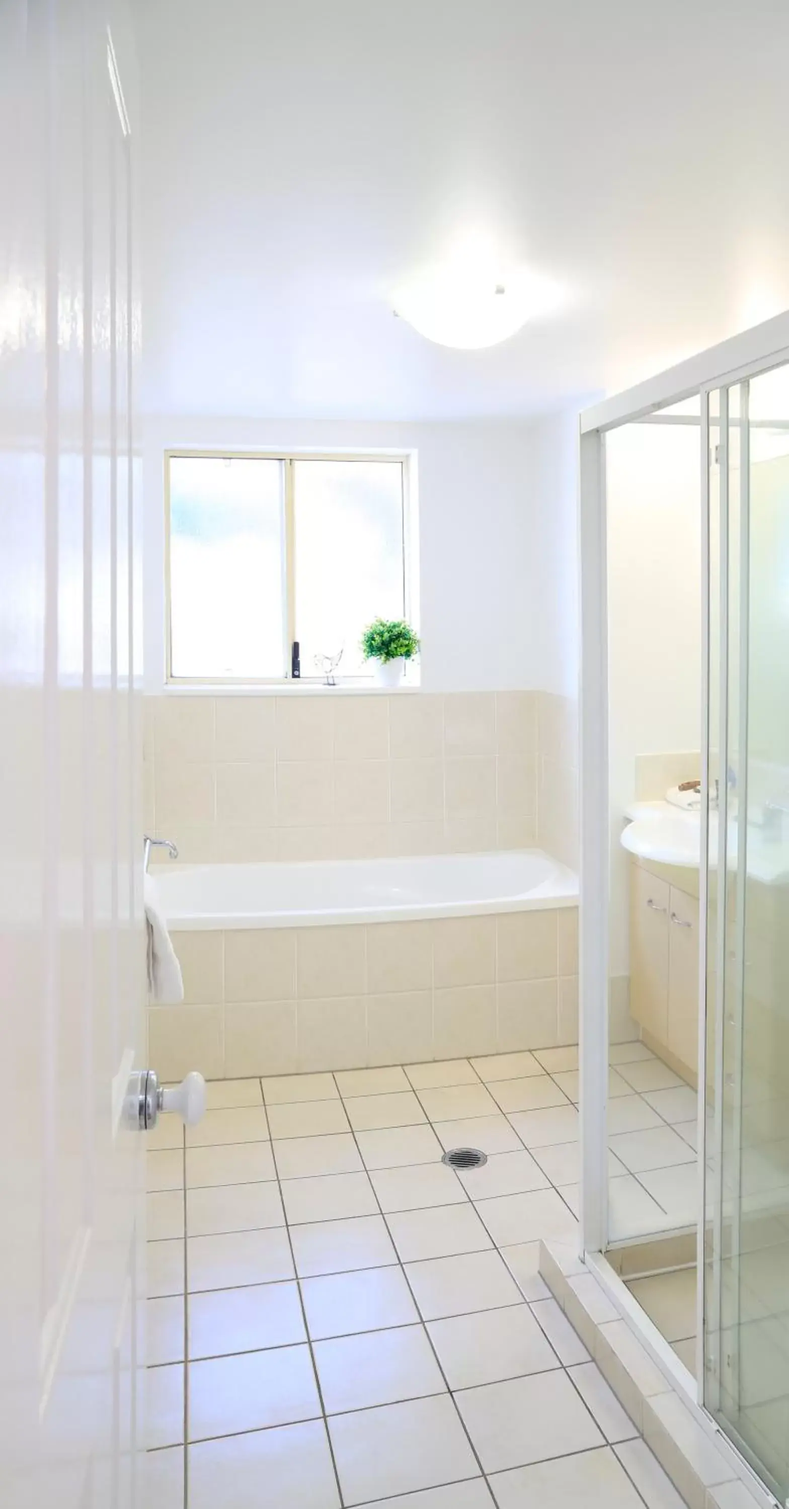 Shower, Bathroom in Golden Riviera Absolute Beachfront Resort