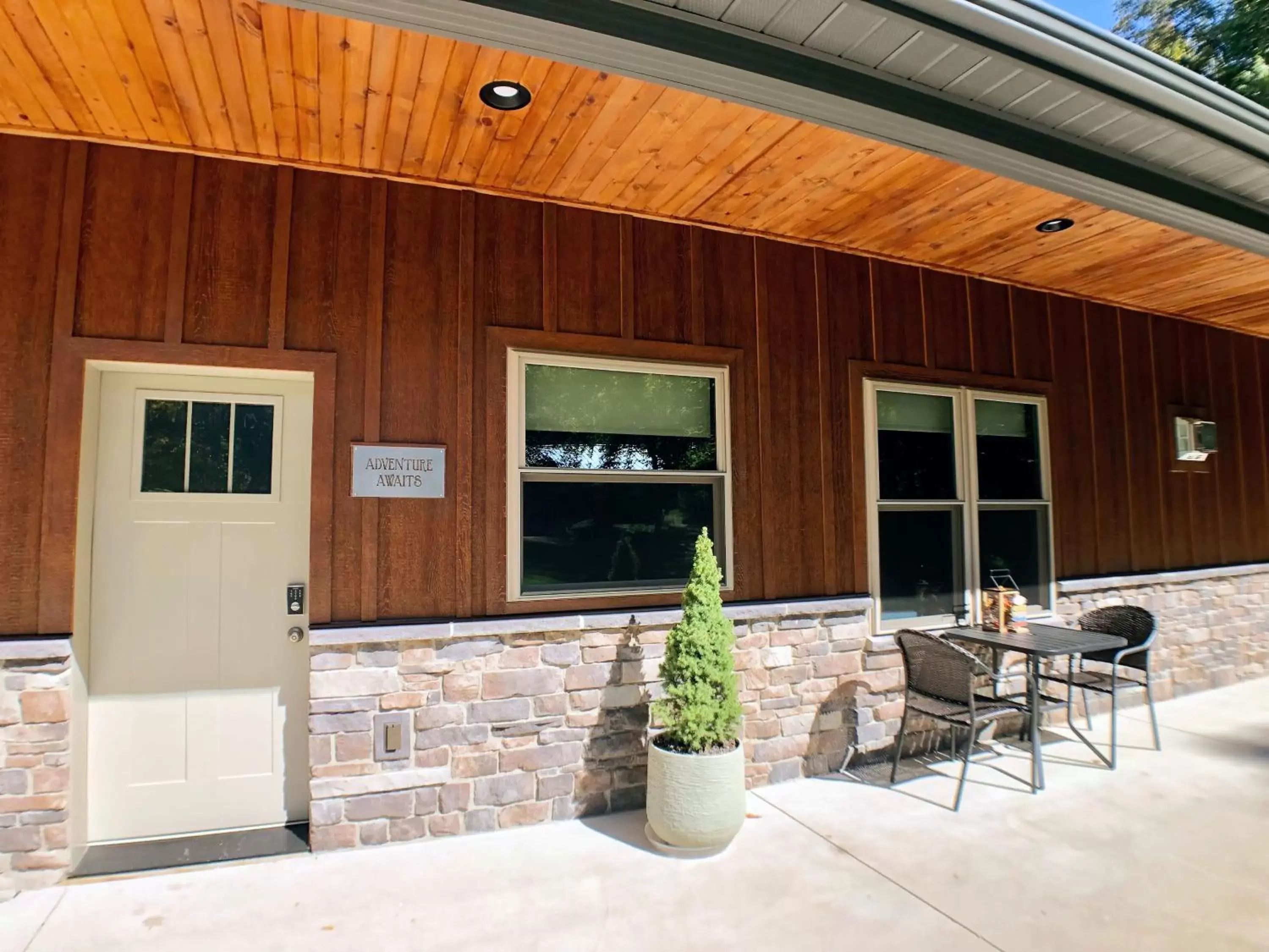 Sojourner's Lodge & Log Cabin Suites