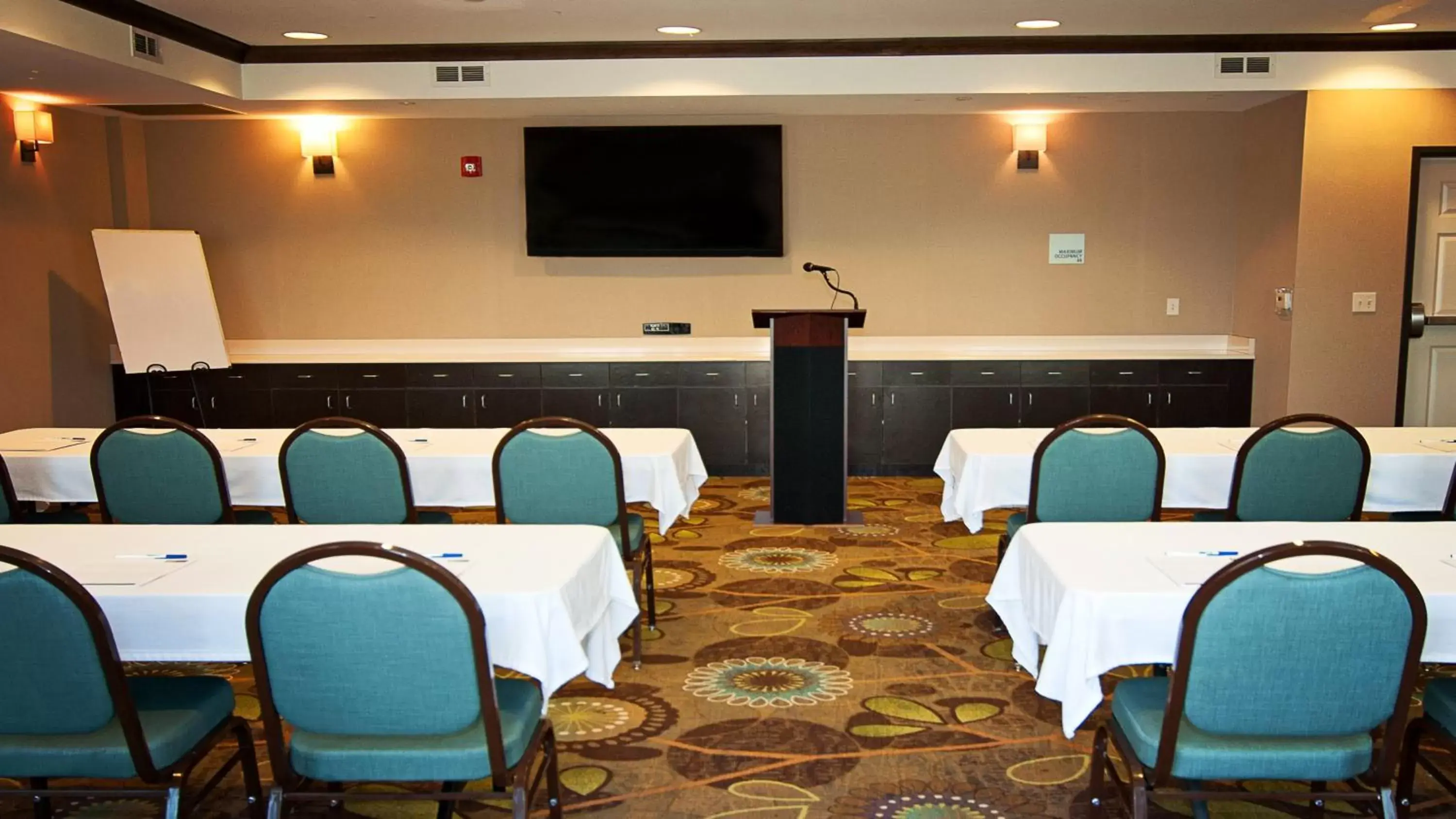 Meeting/conference room in Holiday Inn Express Hotel & Suites Wichita Northeast, an IHG Hotel