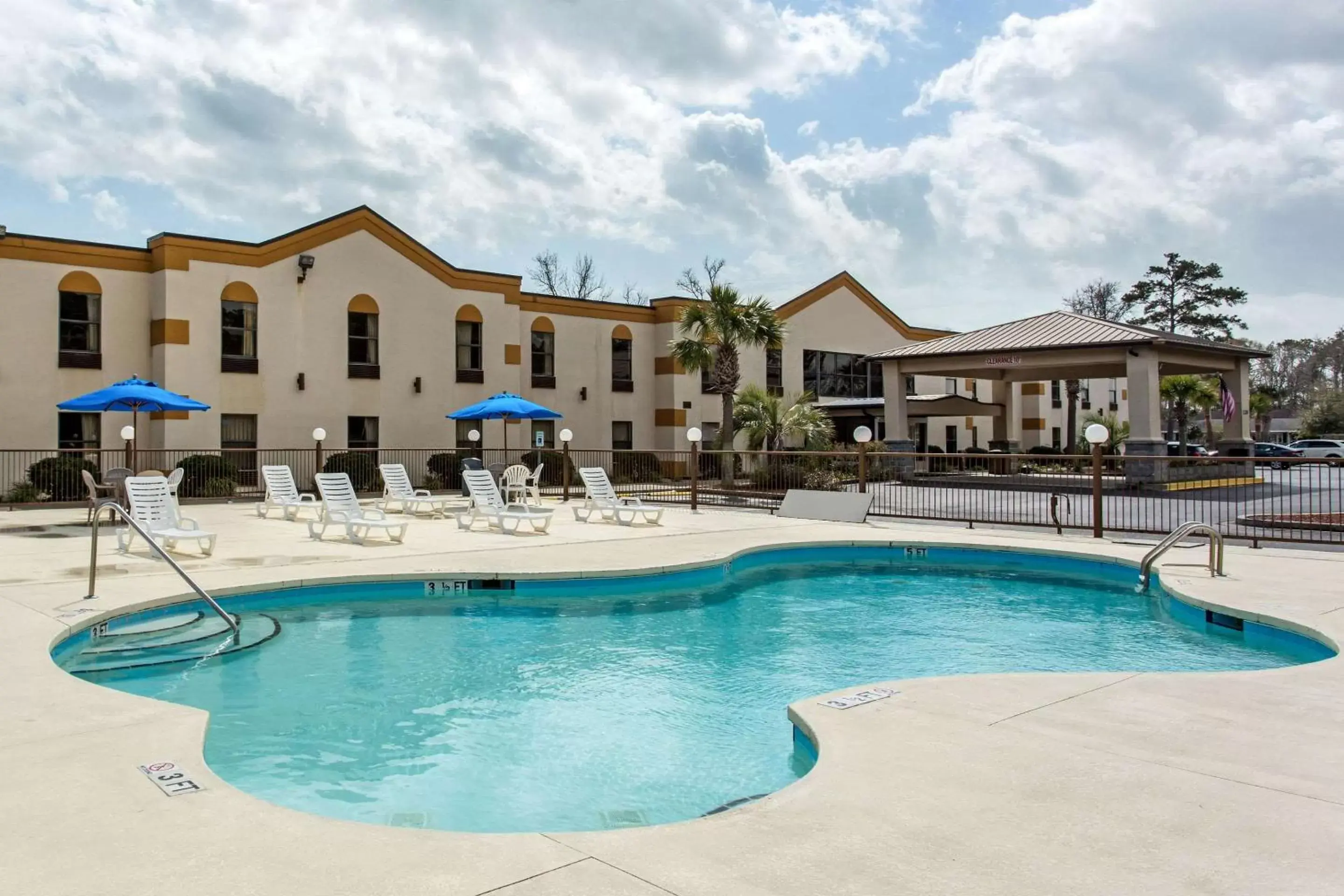 Property building, Swimming Pool in Quality Inn Surfside Myrtle Beach