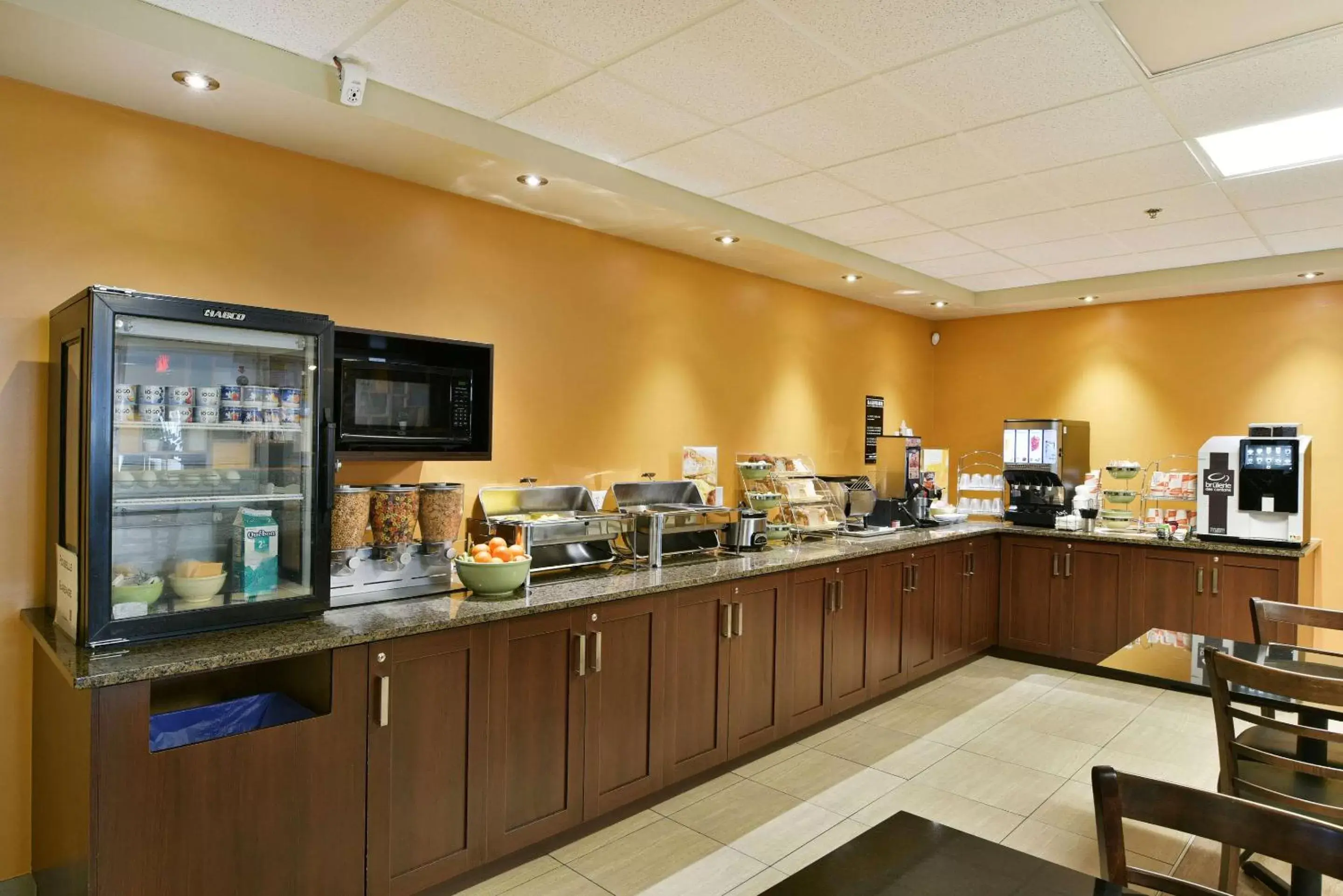 Breakfast, Restaurant/Places to Eat in Quality Inn & Suites Victoriaville