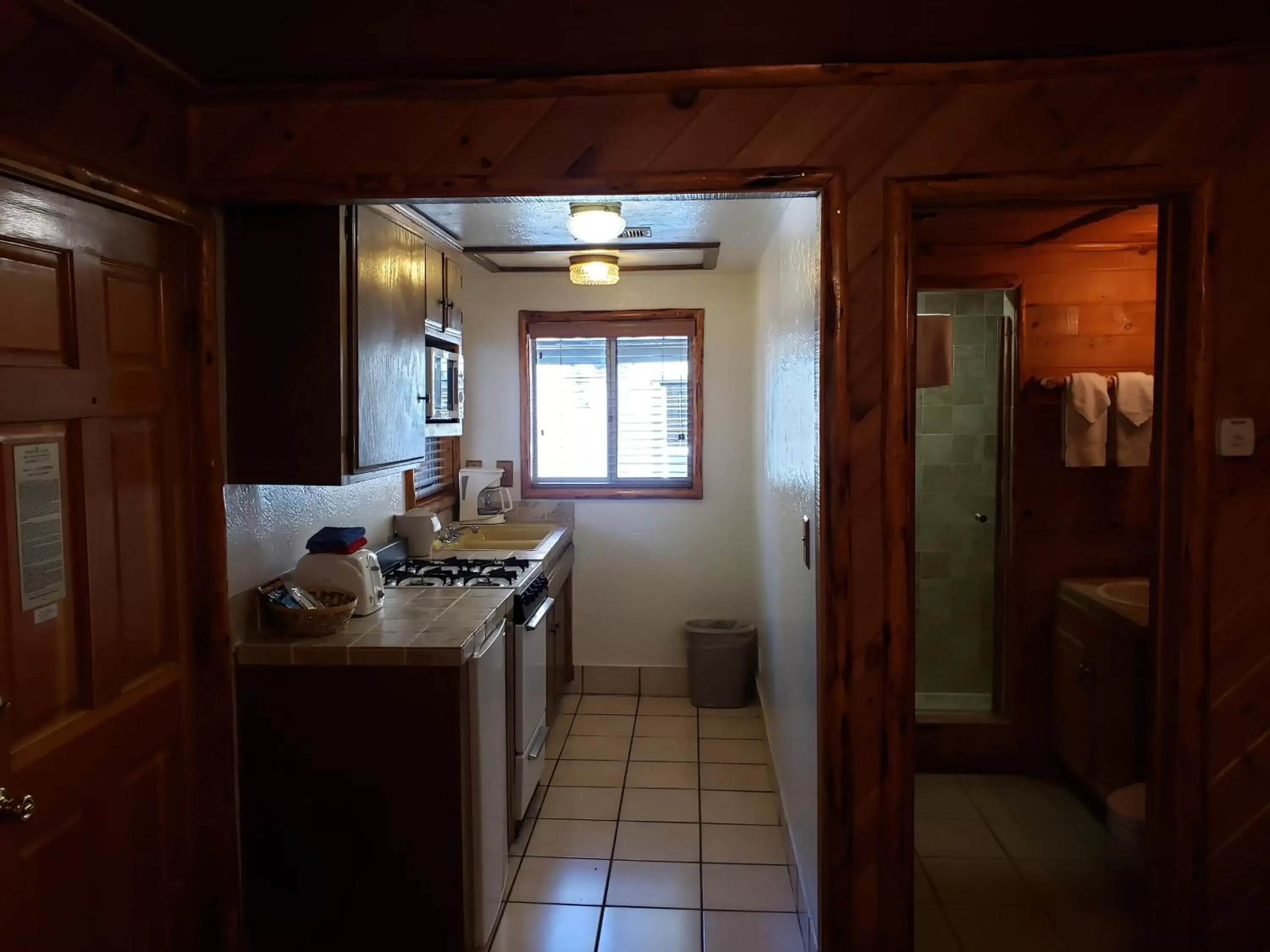 Kitchen or kitchenette, Bathroom in Big Bear Frontier