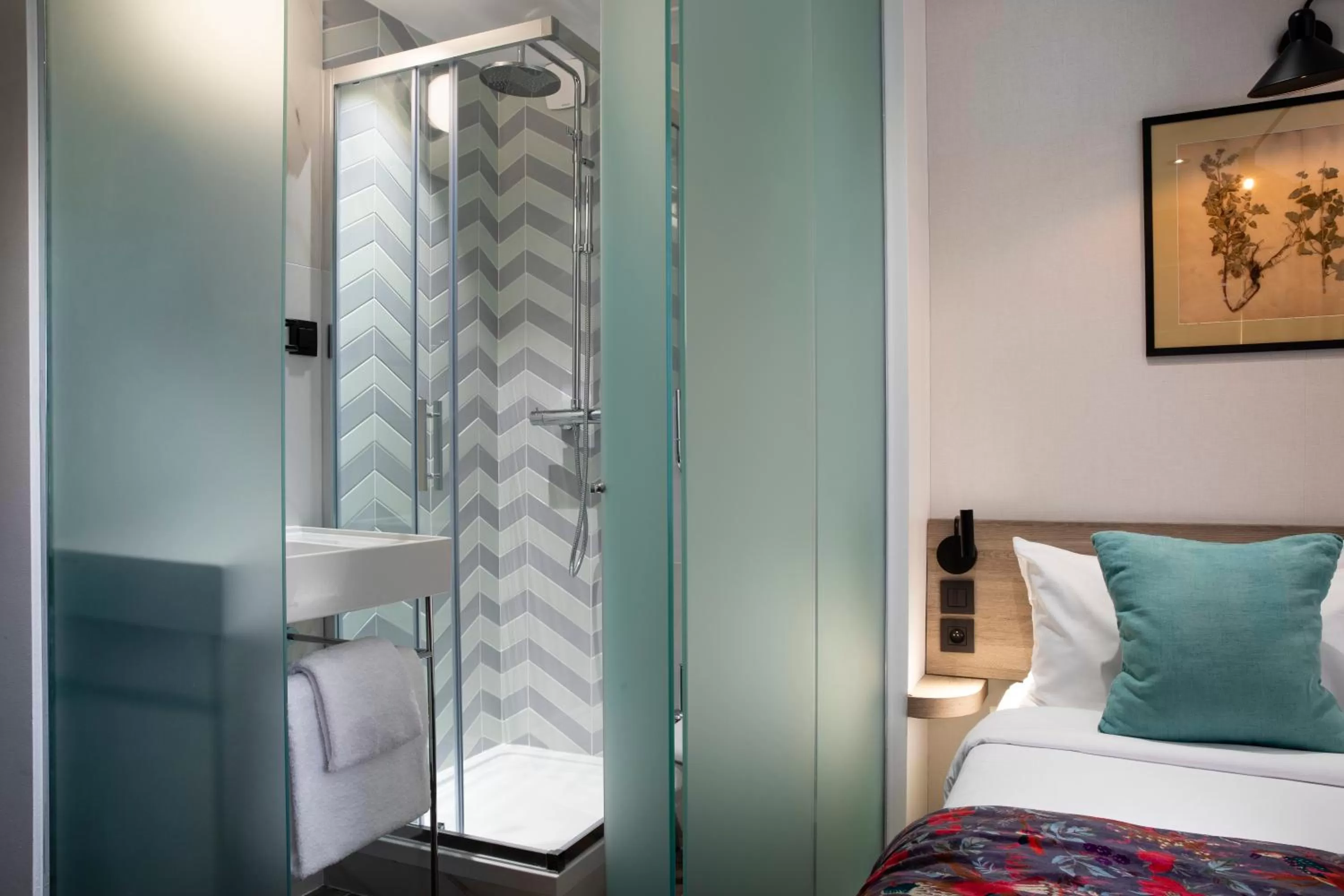 Bathroom, Bed in Hôtel Maxim Quartier Latin