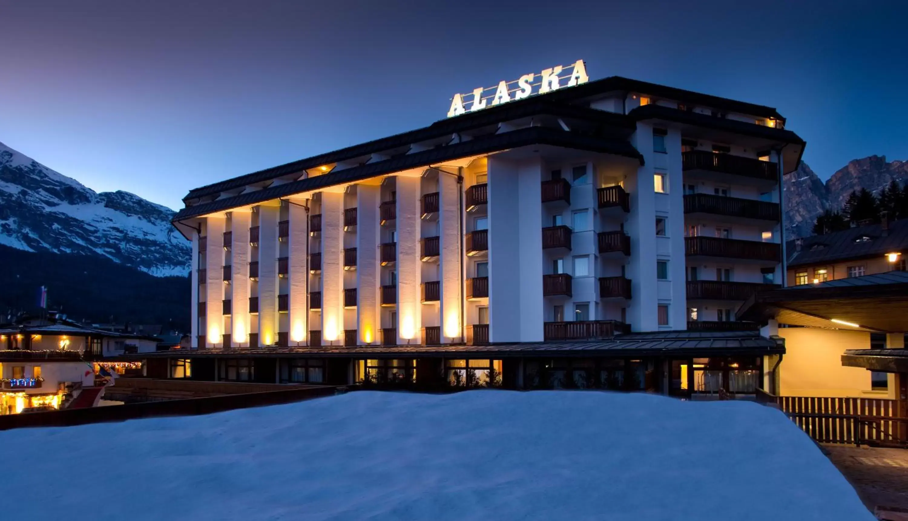 Facade/entrance, Winter in Hotel Alaska Cortina