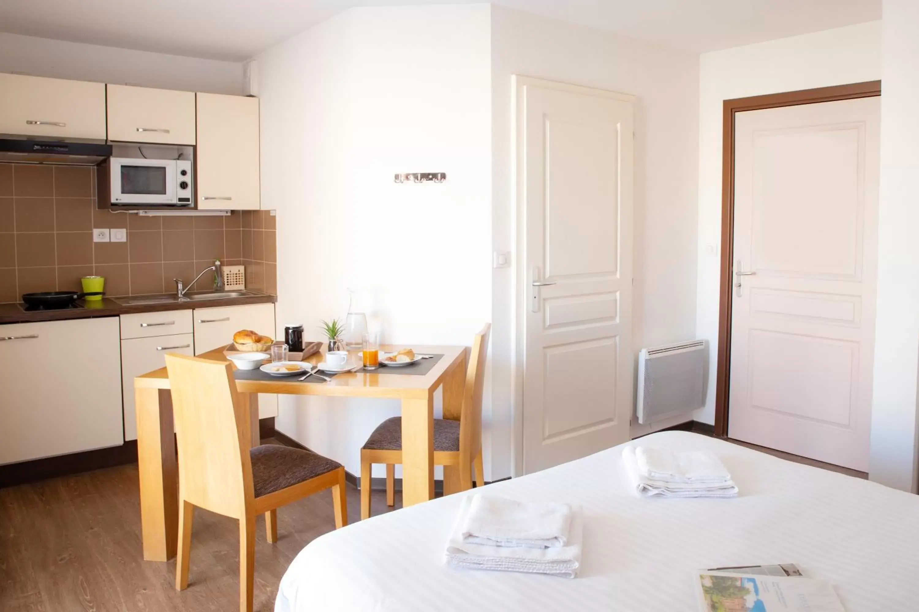 Kitchen or kitchenette, Dining Area in Zenitude Hôtel-Résidences Les Portes d'Alsace