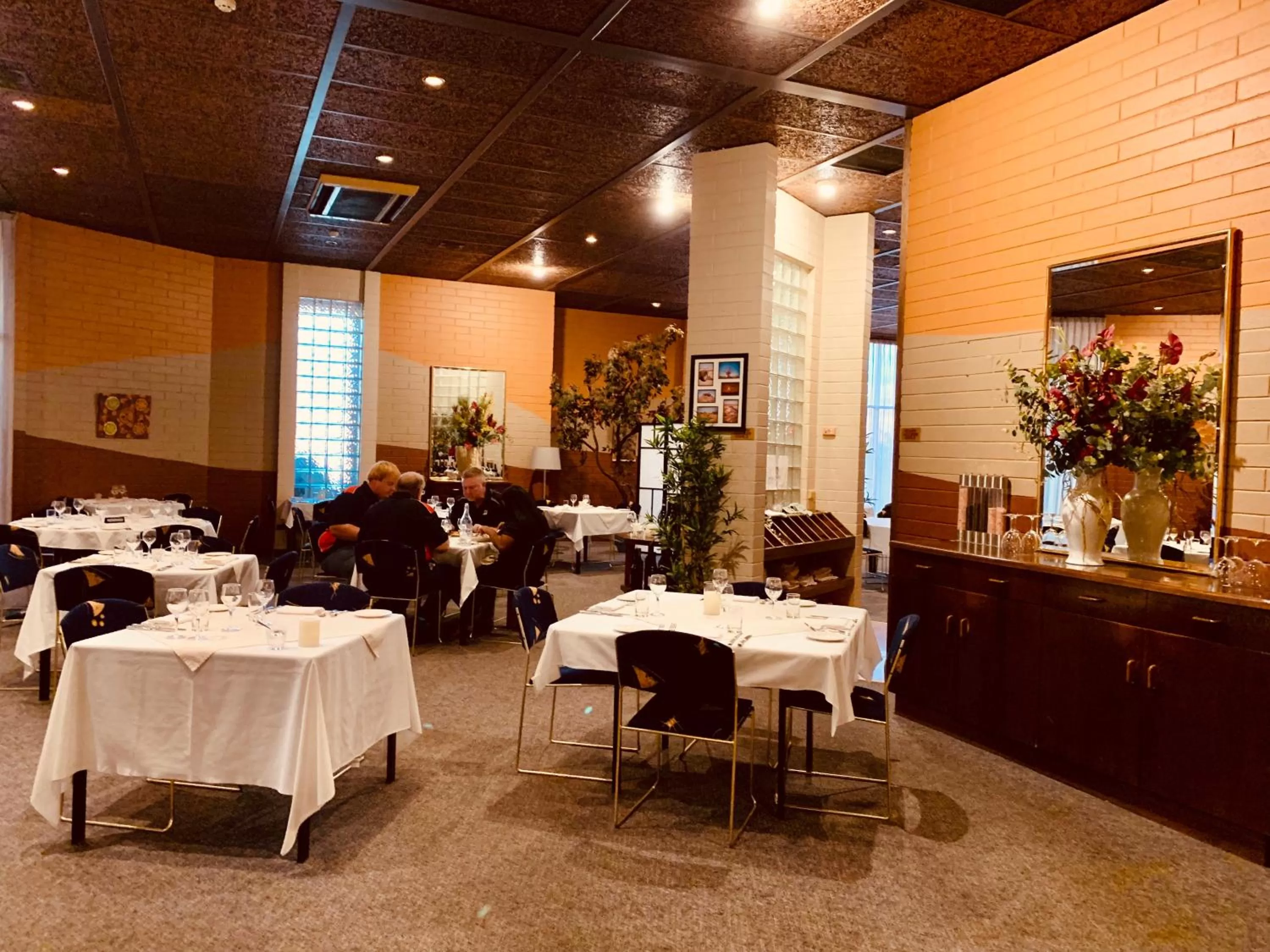 Restaurant/places to eat in Desert Cave Hotel