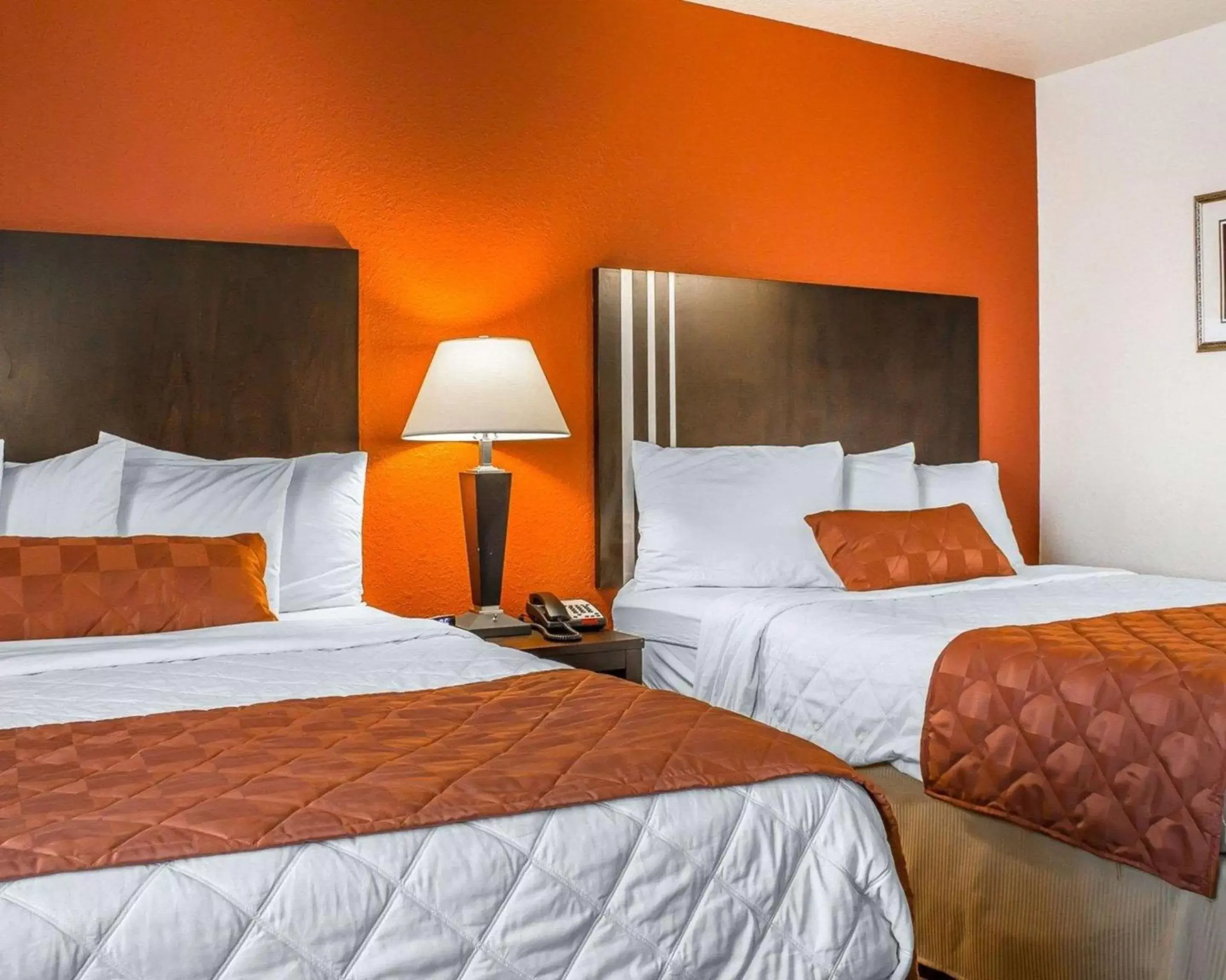 Photo of the whole room, Bed in Rodeway Inn & Suites - Okoboji