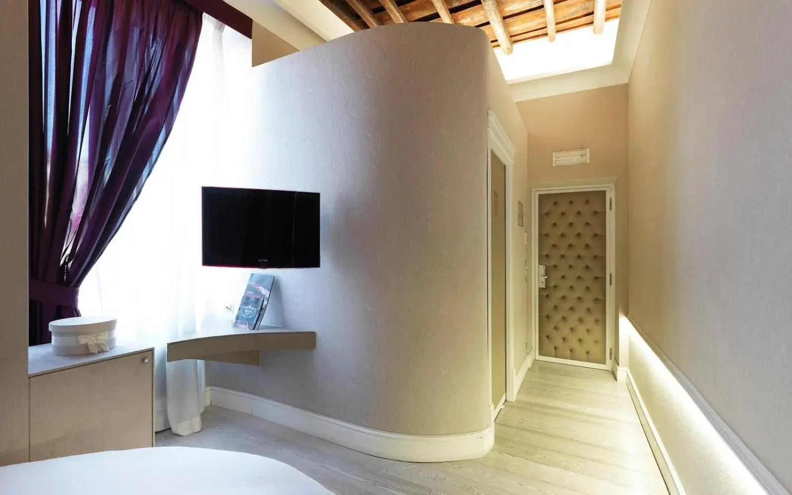 Bedroom, TV/Entertainment Center in Spagna Royal Suite