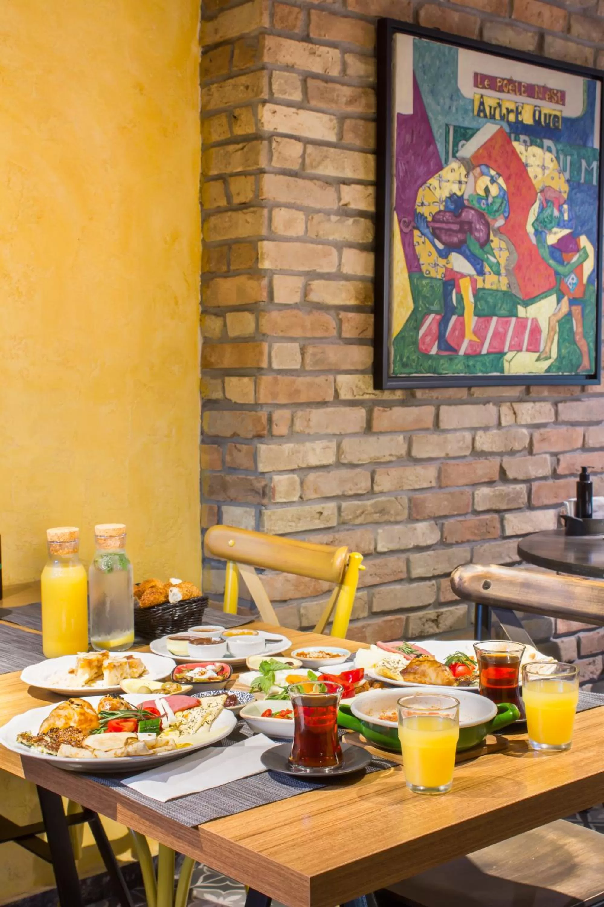 Restaurant/places to eat in Hotel Poem