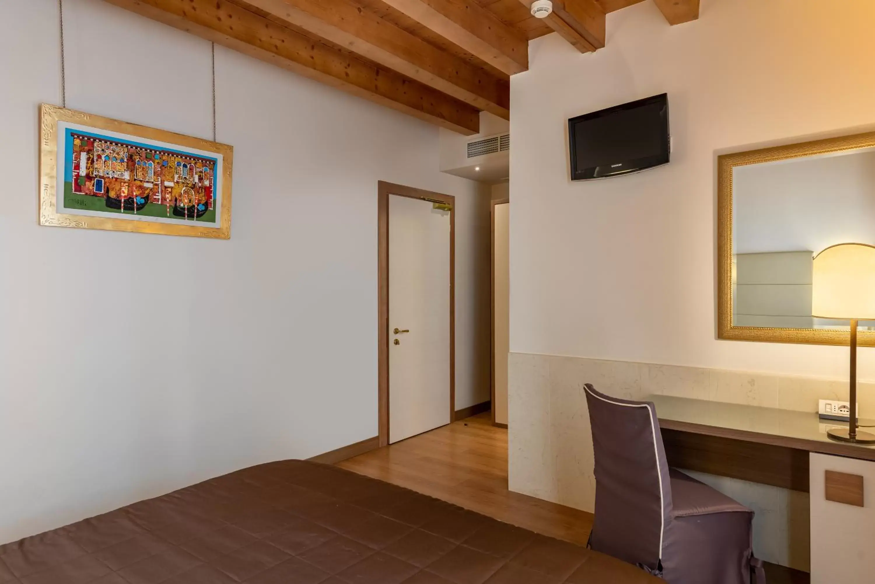 Photo of the whole room, TV/Entertainment Center in UNAWAY Ecohotel Villa Costanza Venezia