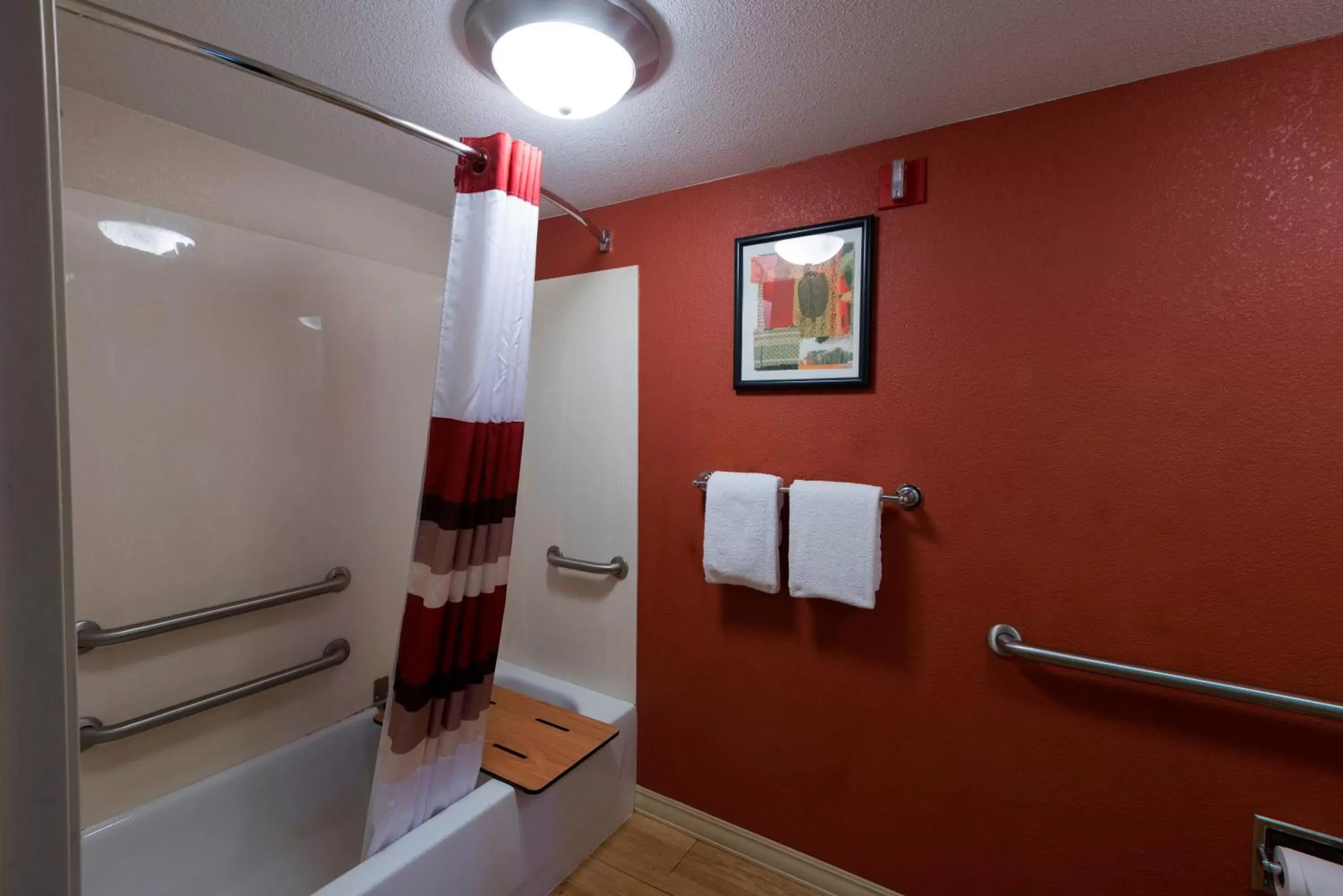 Bathroom in Red Roof Inn Dayton North Airport