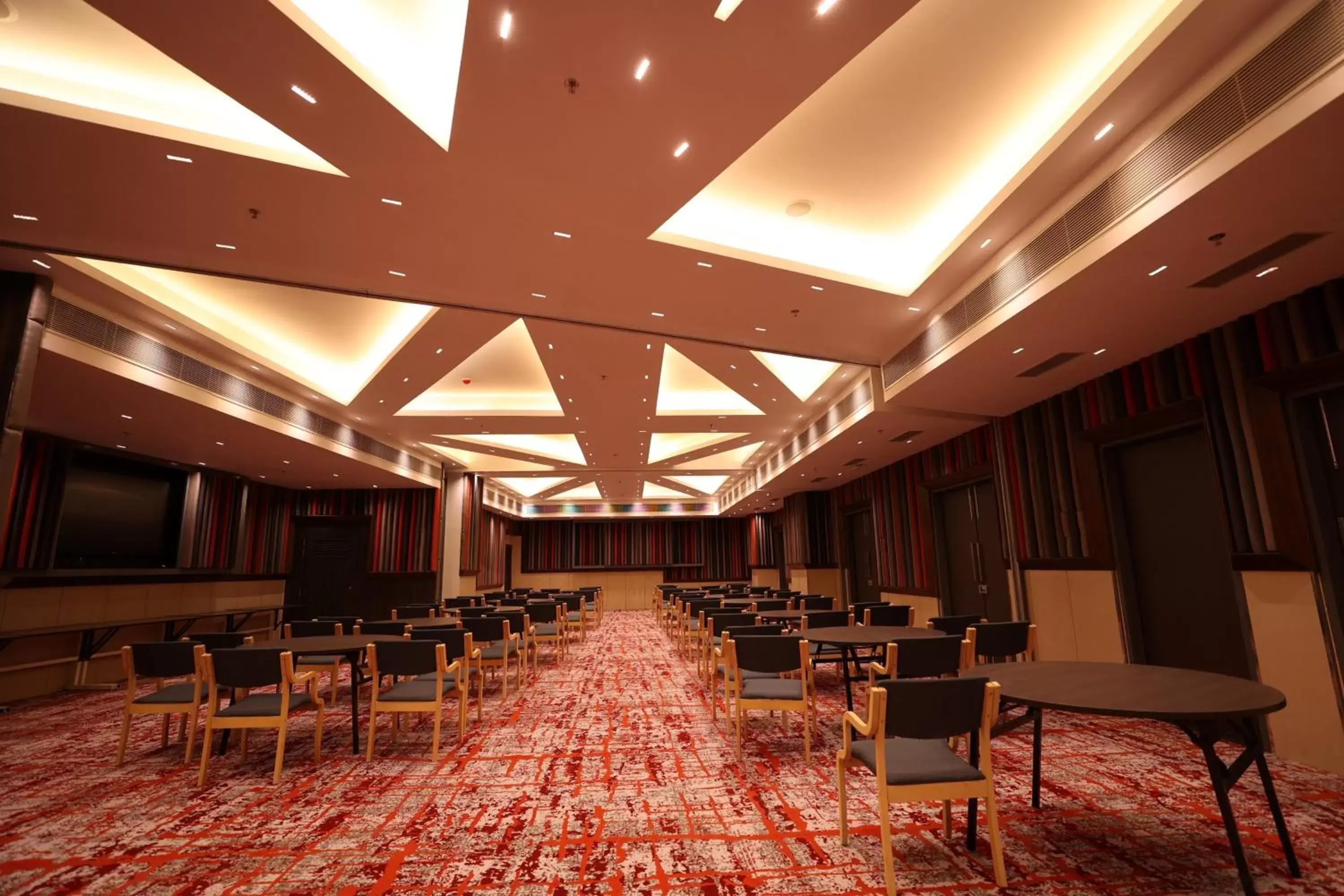 Meeting/conference room, Restaurant/Places to Eat in Holiday Inn Express & Suites Jaipur Gopalpura