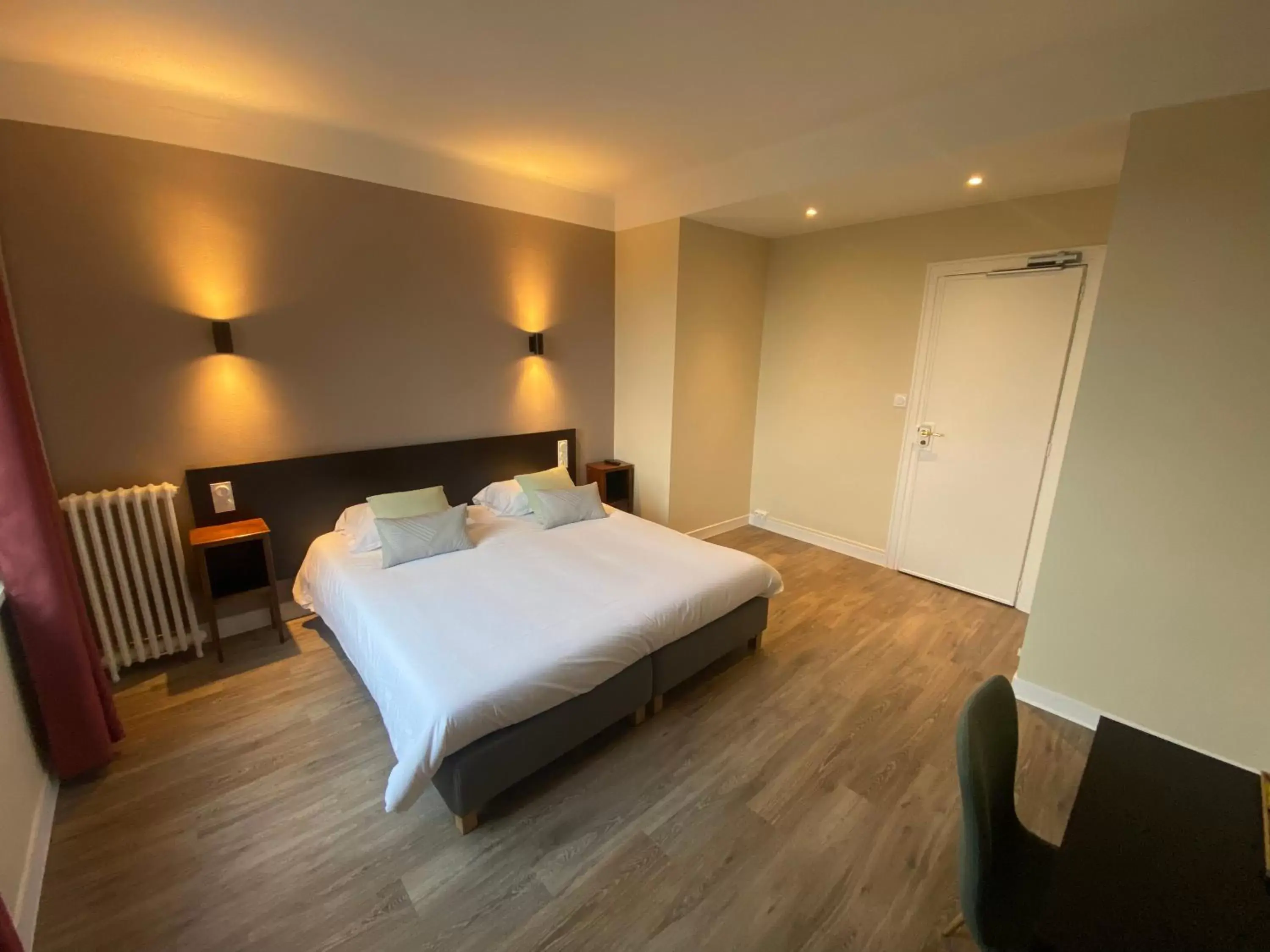 Bedroom, Bed in Hotel De La Poste