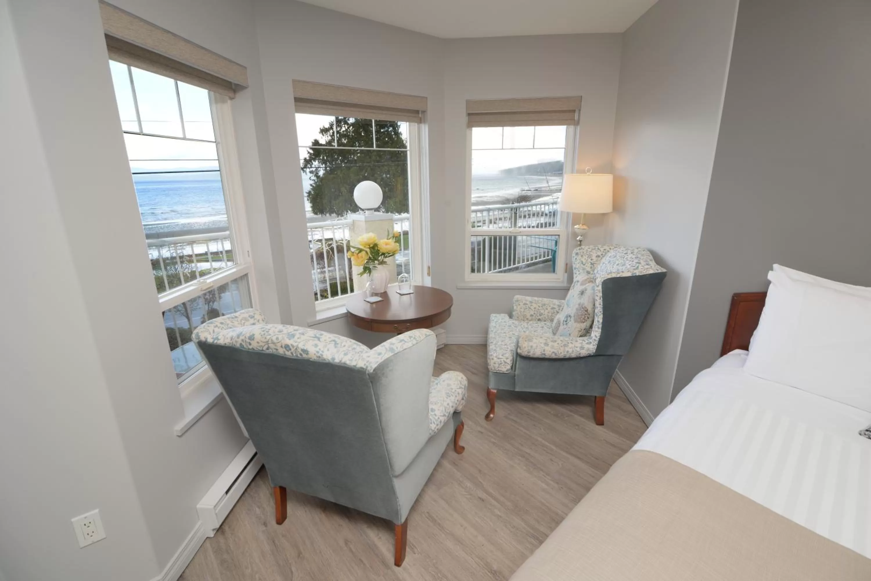 Seating area, Bed in Casa Grande Inn