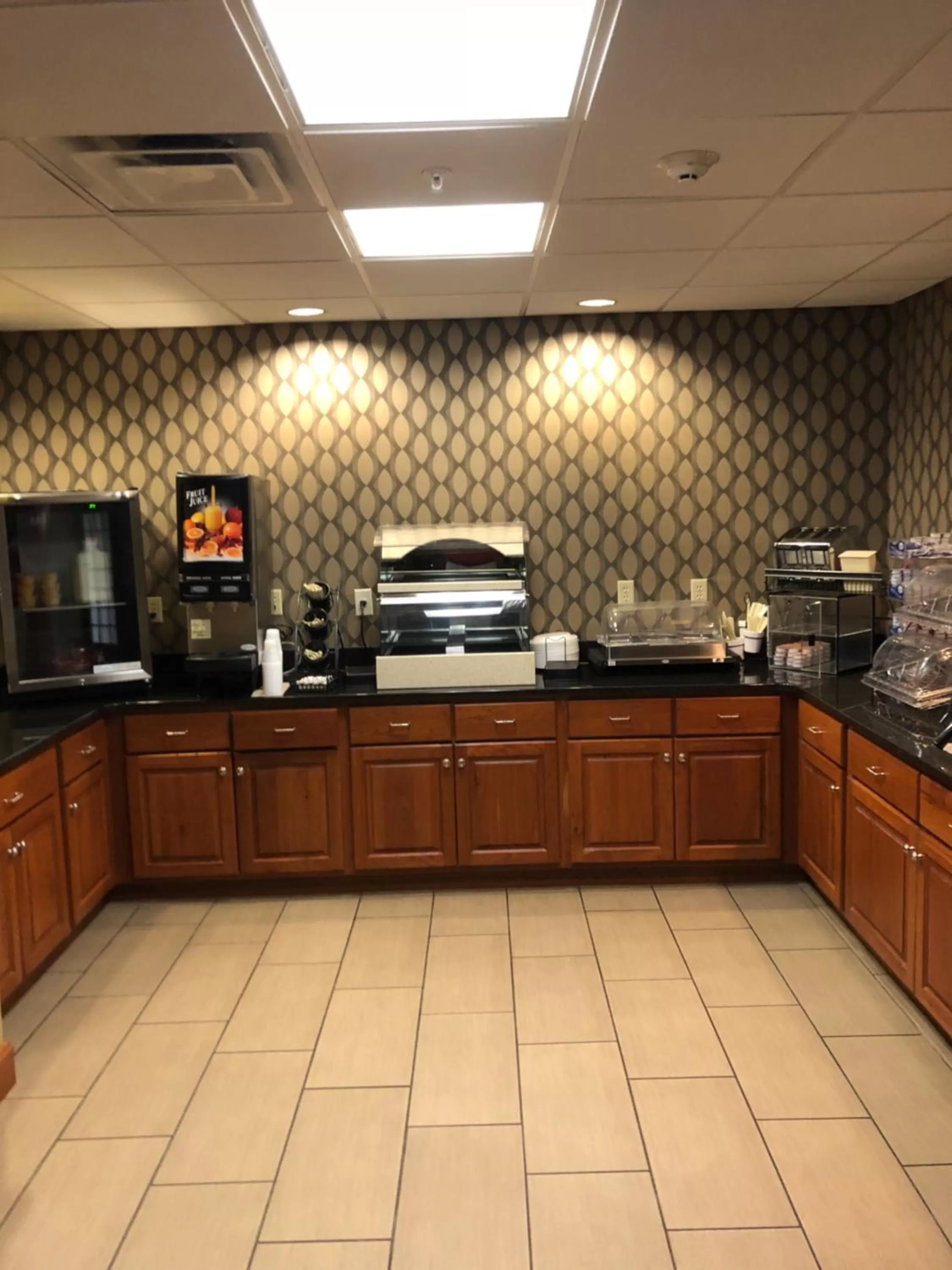 Countryview Inn & Suites