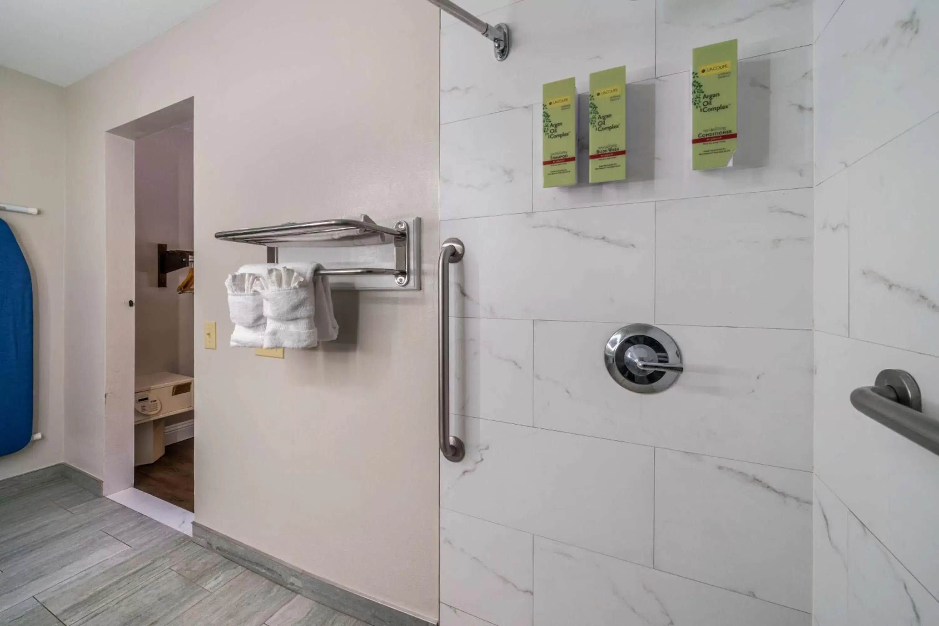 Photo of the whole room, Bathroom in Best Western Inn of Jasper