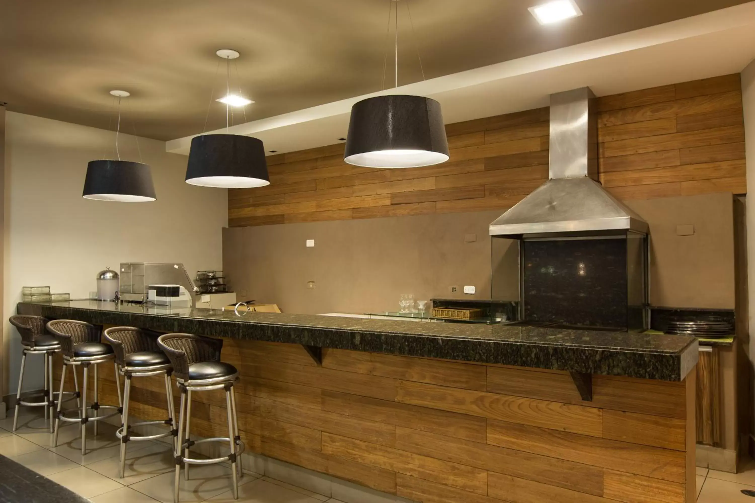 Restaurant/places to eat, Kitchen/Kitchenette in Comfort Suites Londrina